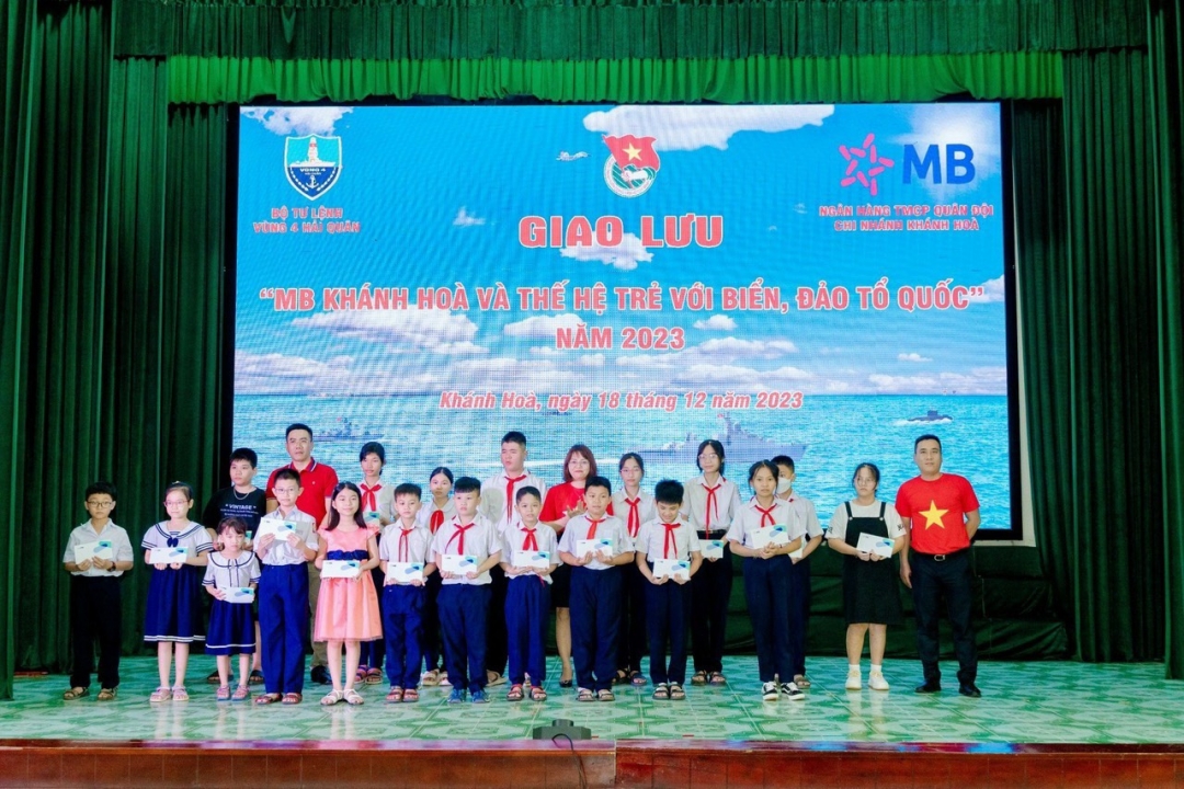 Đại diện MB Khánh Hòa trao học bổng cho học sinh là con em của các chiến sĩ, sĩ quan Vùng 4.

