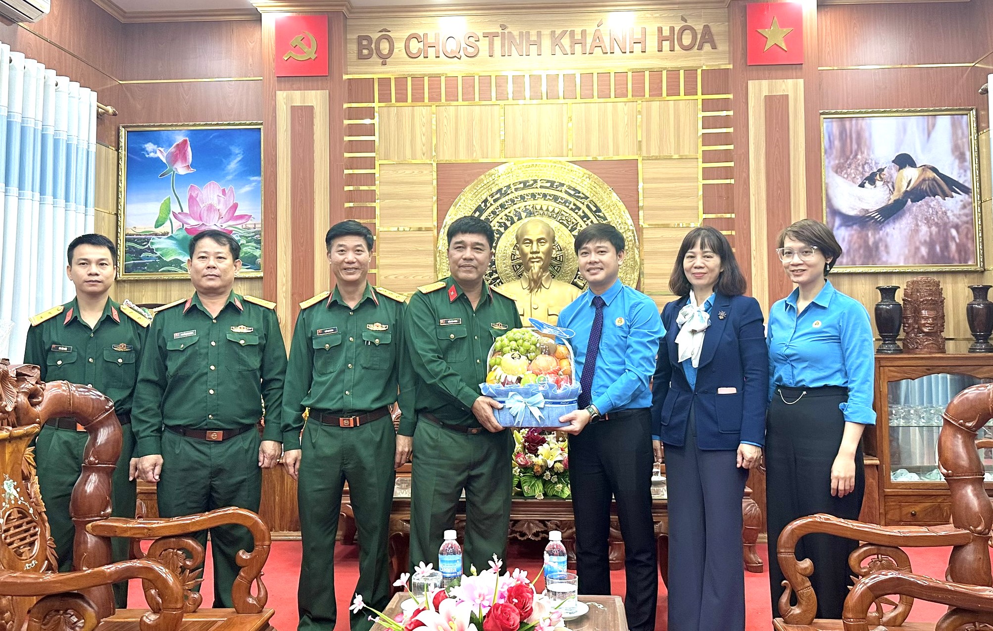 Liên đoàn Lao động tỉnh thăm, chúc mừng các đơn vị quân đội