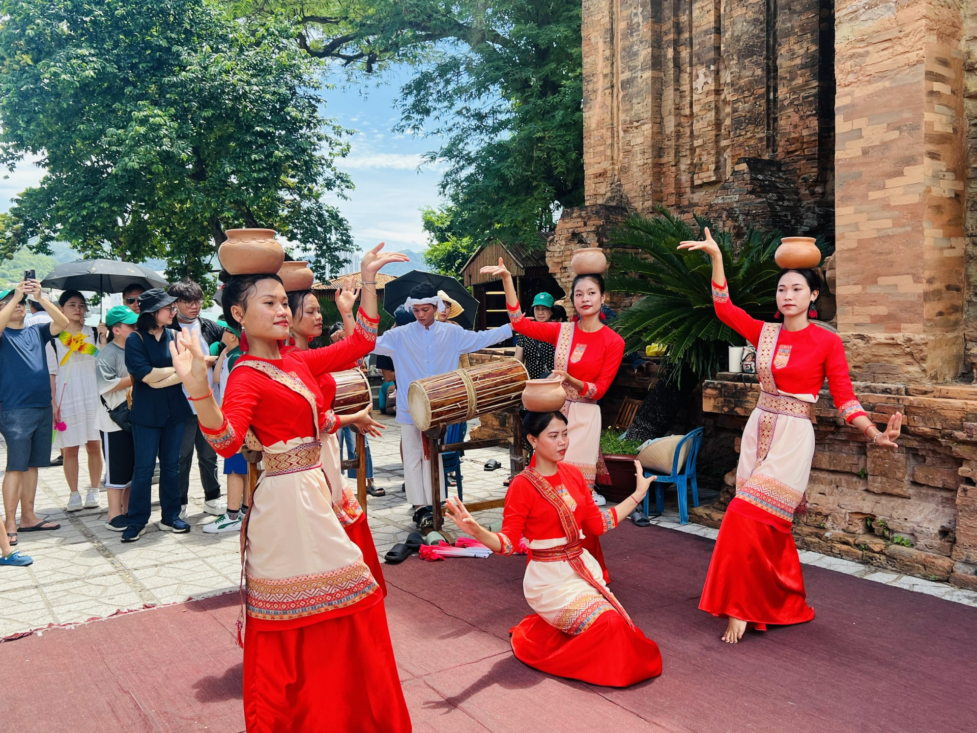 Các cô gái Chăm biểu diễn điệu múa truyền thống dân tộc Chăm phục vụ khách du lịch tham quan Khu di tích Tháp Bà Ponagar (TP. Nha Trang)