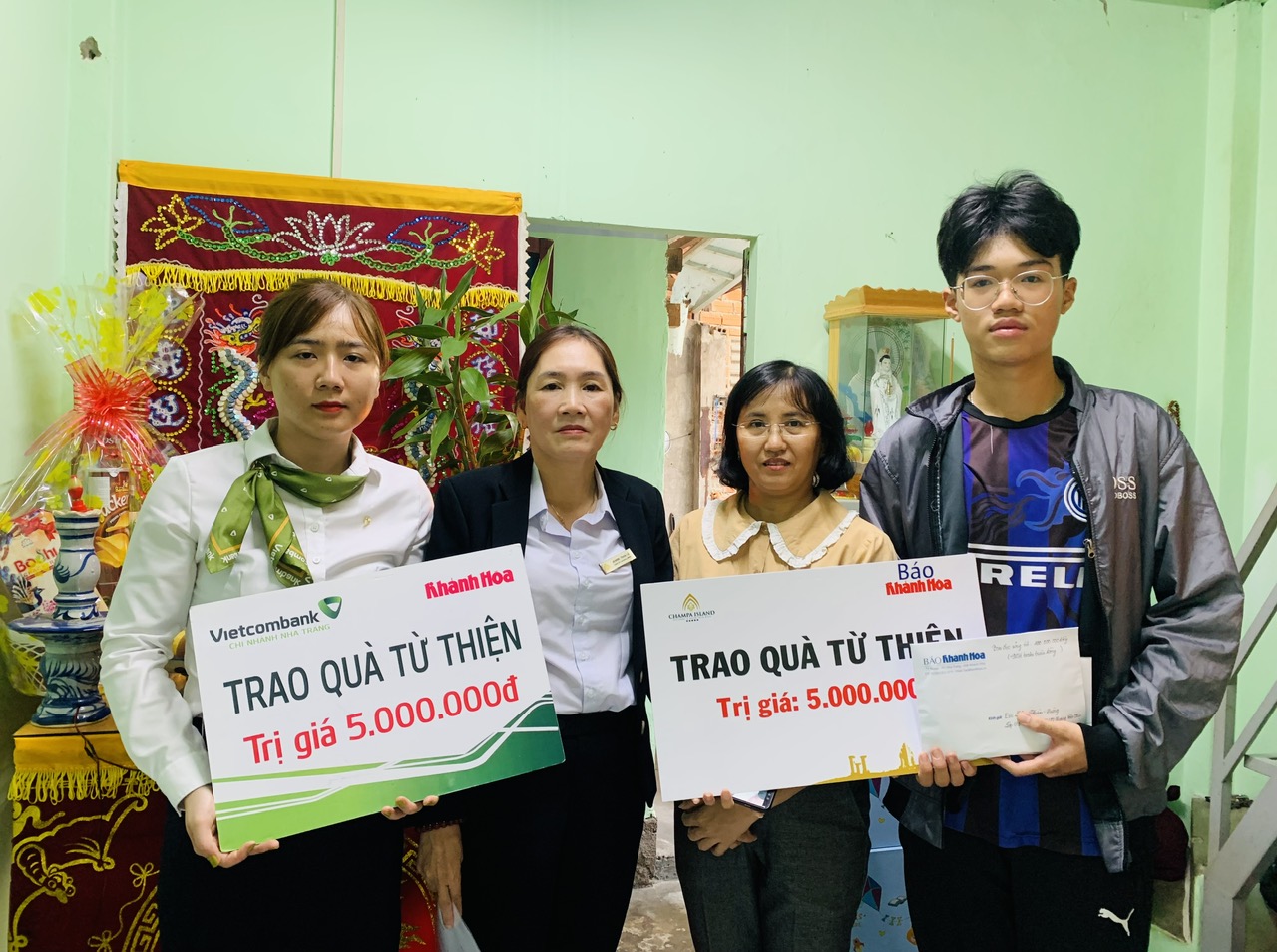 Em Lâm Thiên Hùng, học sinh lớp 11B11, Trường THPT Hoàng Văn Thụ, TP. Nha Trang mồ côi cha mẹ được bạn đọc ủng hộ 128 triệu đồng