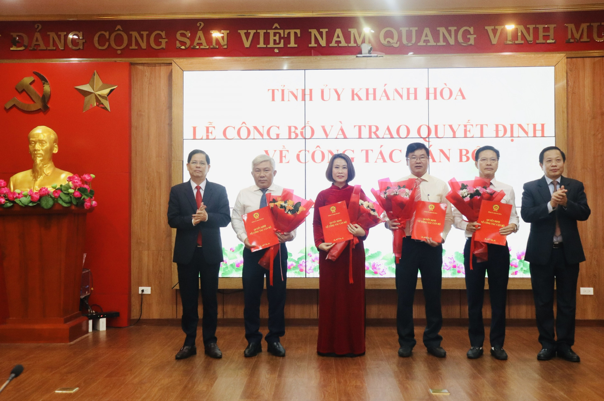 Chủ tịch UBND tỉnh Nguyễn Tấn Tuân và Phó Bí thư Tỉnh ủy Hà Quốc Trị trao quyết định cho các cán bộ khối chính quyền và HĐND tỉnh
