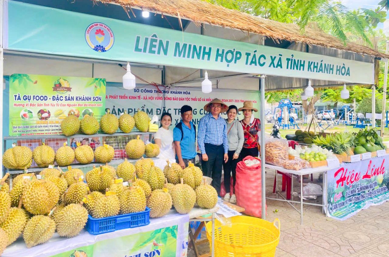 Gian hàng của Liên minh HTX tỉnh tham gia Phiên chợ phiên chợ triển lãm sản phẩm vùng dân tộc thiểu số và miền núi tỉnh Khánh Hòa năm 2023