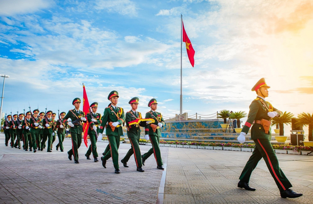 Lực lượng vũ trang tỉnh tham gia duyệt đội ngũ trong Lễ Thượng cờ tại Quảng trường 2 tháng 4 Nha Trang.