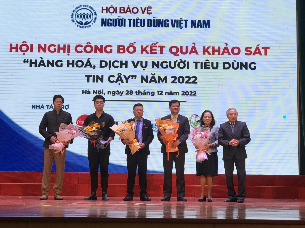 Đại diện Công ty Kinh doanh Đà điểu - Cá sấu Khatoco nhận chứng nhận Top 50 “Hàng hóa, dịch vụ người tiêu dùng tin cậy” năm 2022.
