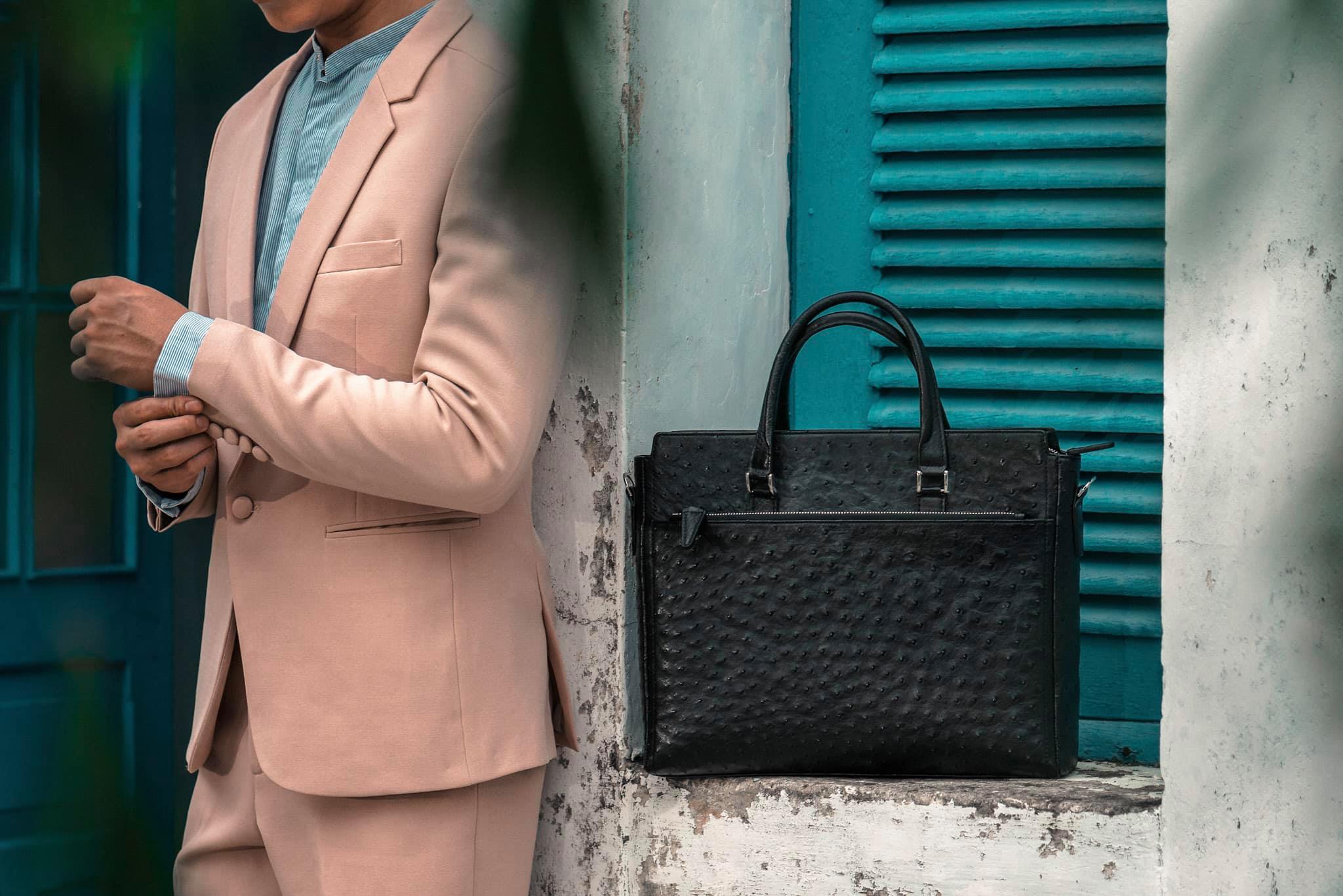 Vẻ ngoài lịch lãm cùng túi xách da đà điểu