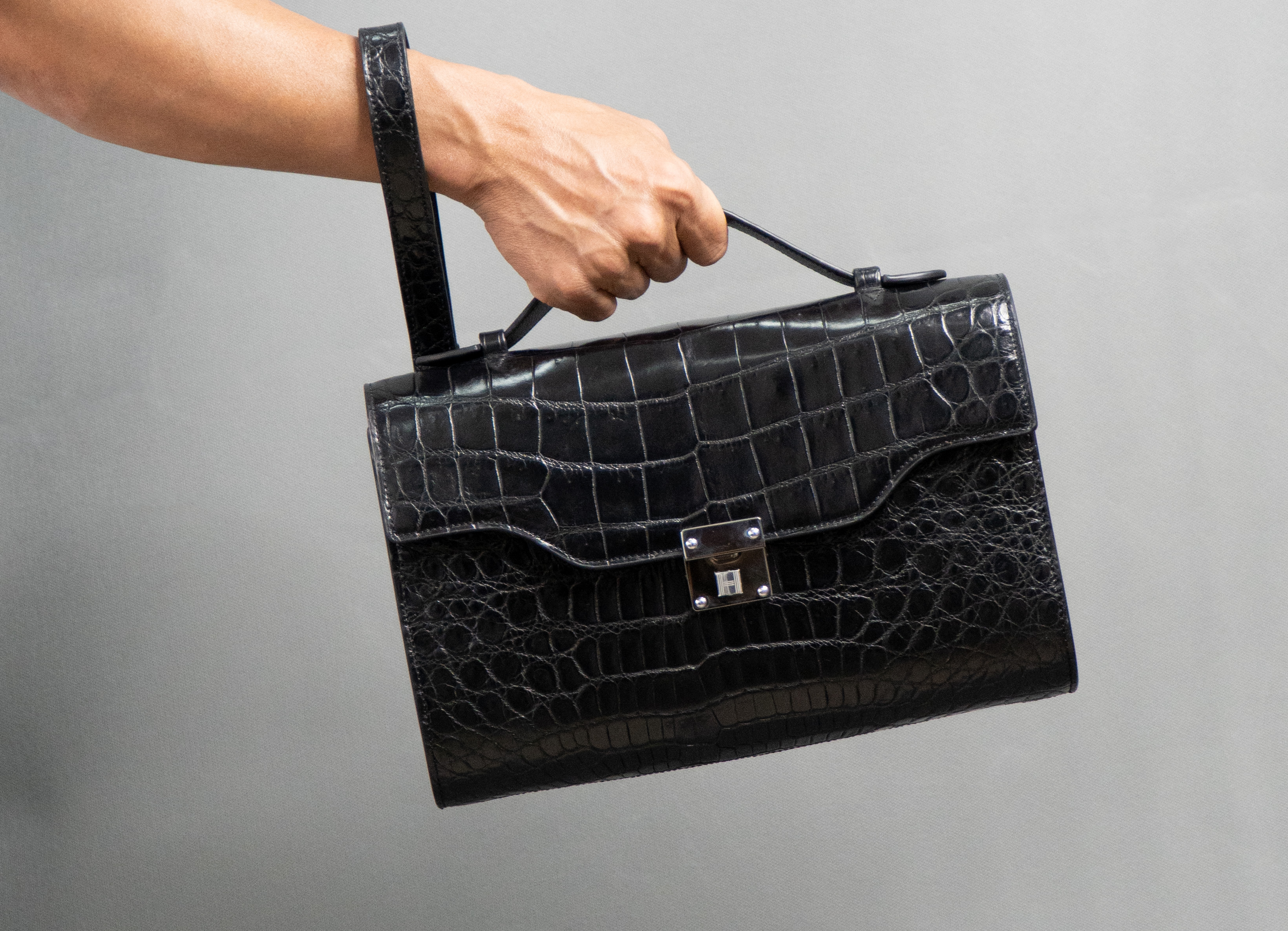  Mẫu túi xách cỡ nhỏ trở thành dòng thời trang được nhiều nam giới ưa chuộng