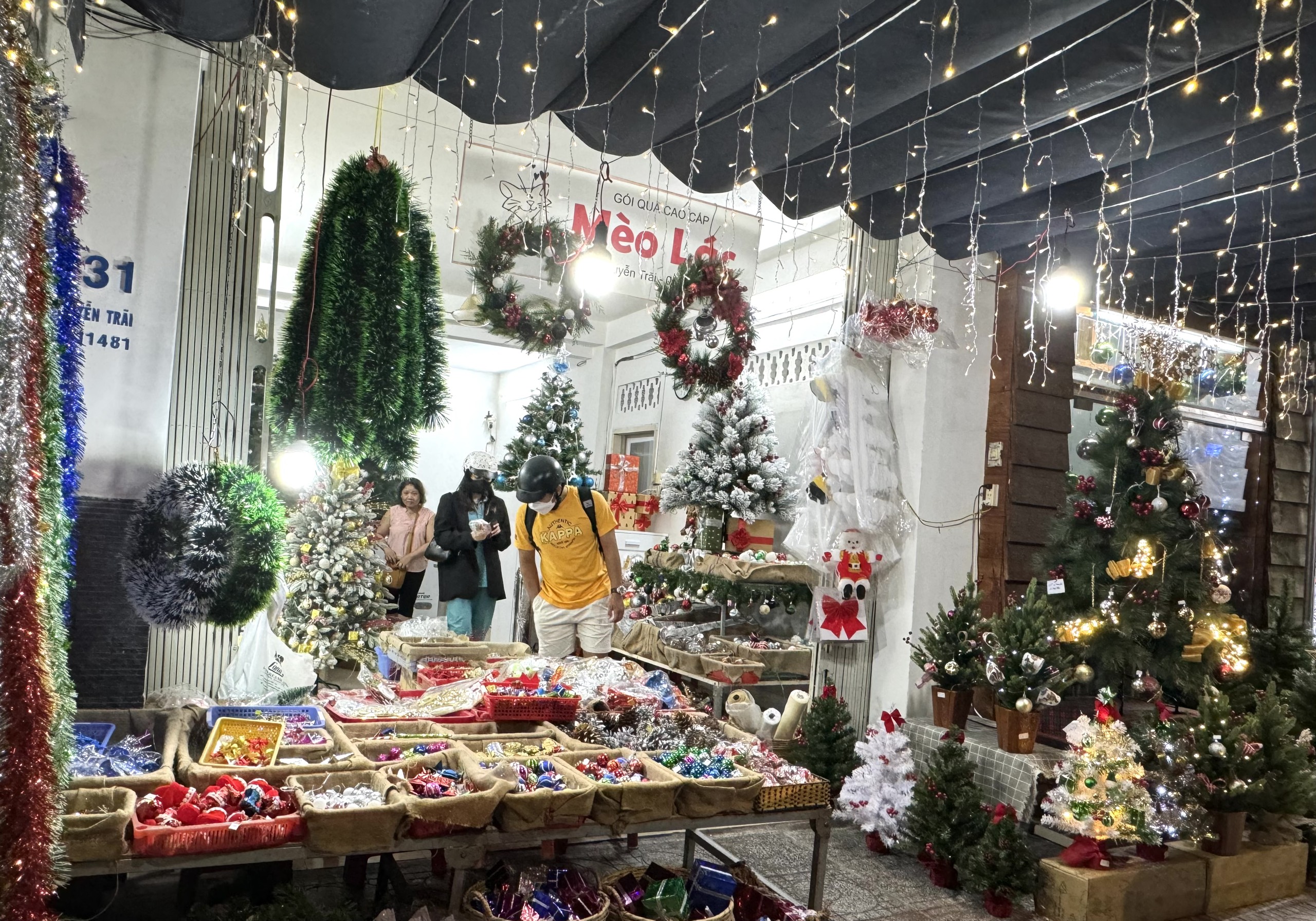 Hàng hoá được bày bán phong phú tại shop  Mèo Lác