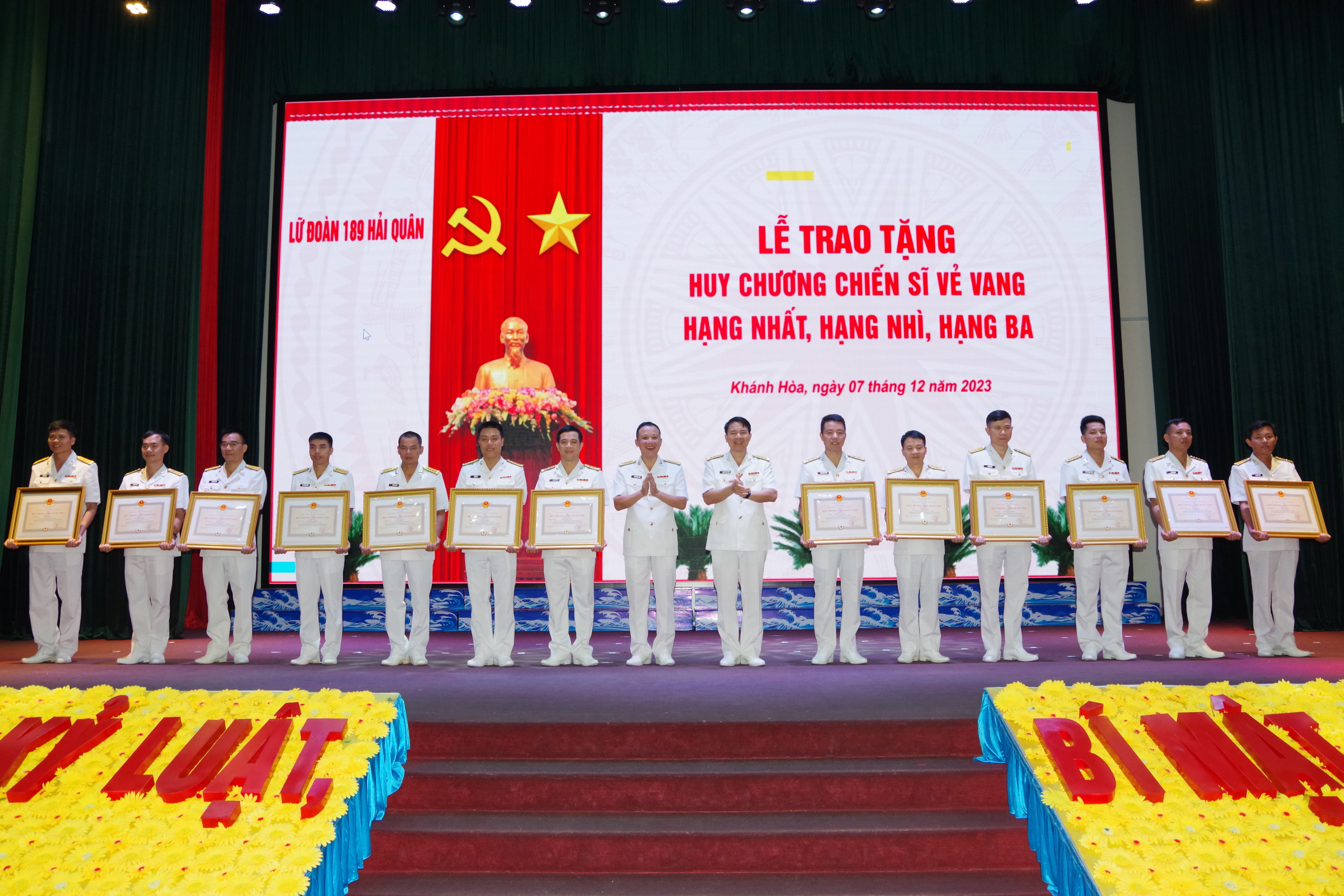 Thủ trưởng lữ đoàn trao Huy chương Chiến sĩ vẻ vang hạng Nhất.