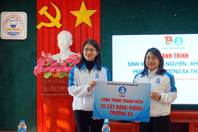 Hội Sinh viên Việt Nam tỉnh Khánh Hòa:: Trao tặng 20 cây bàng vuông, 10 suất học bổng cho học sinh khó khăn của tỉnh Thái Nguyên