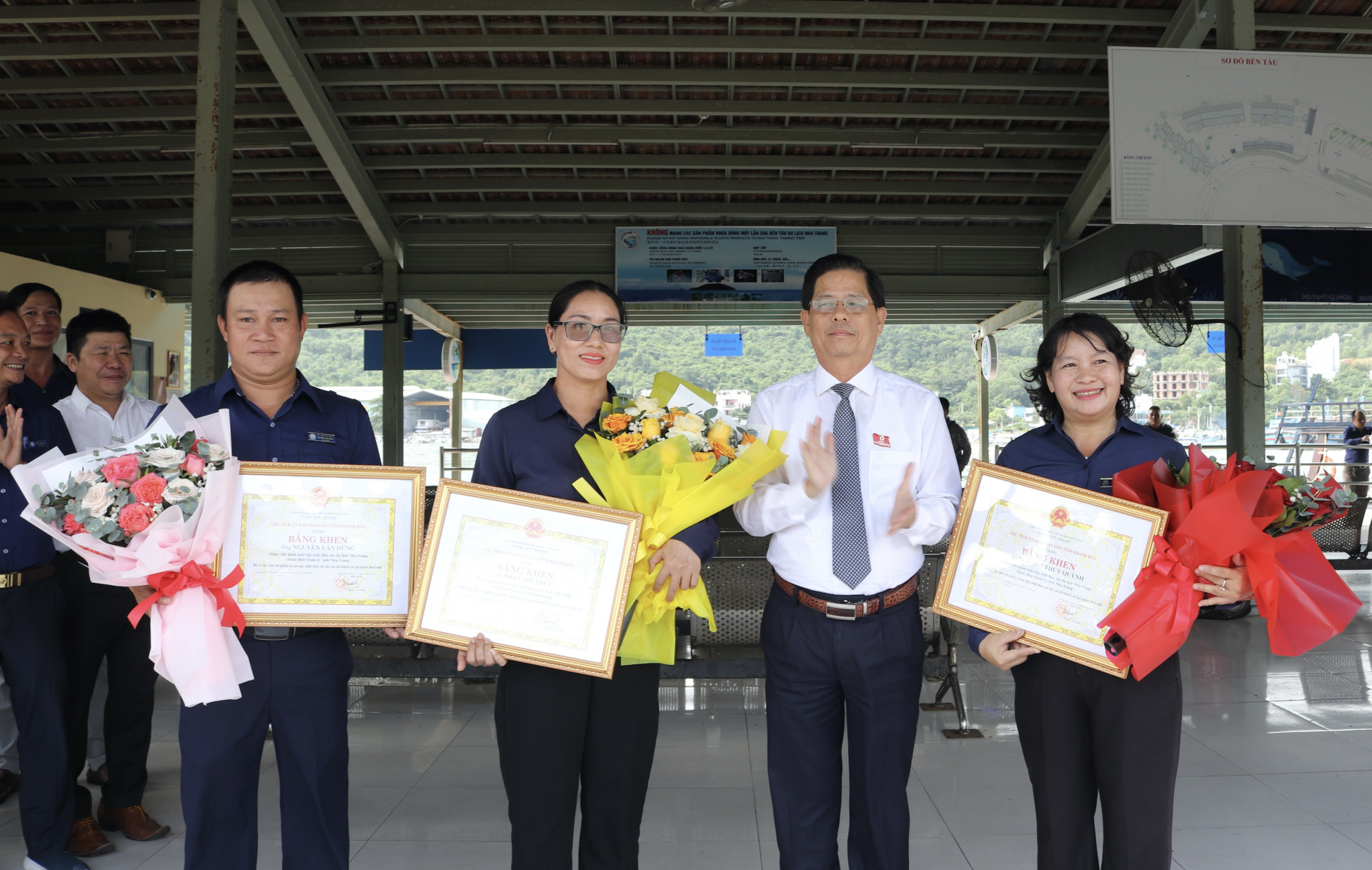 Ông Nguyễn Tấn Tuân tặng Bằng khen cho 3 nhân viên Bến tàu Du lịch Nha Trang trả lại tài sản cho du khách.