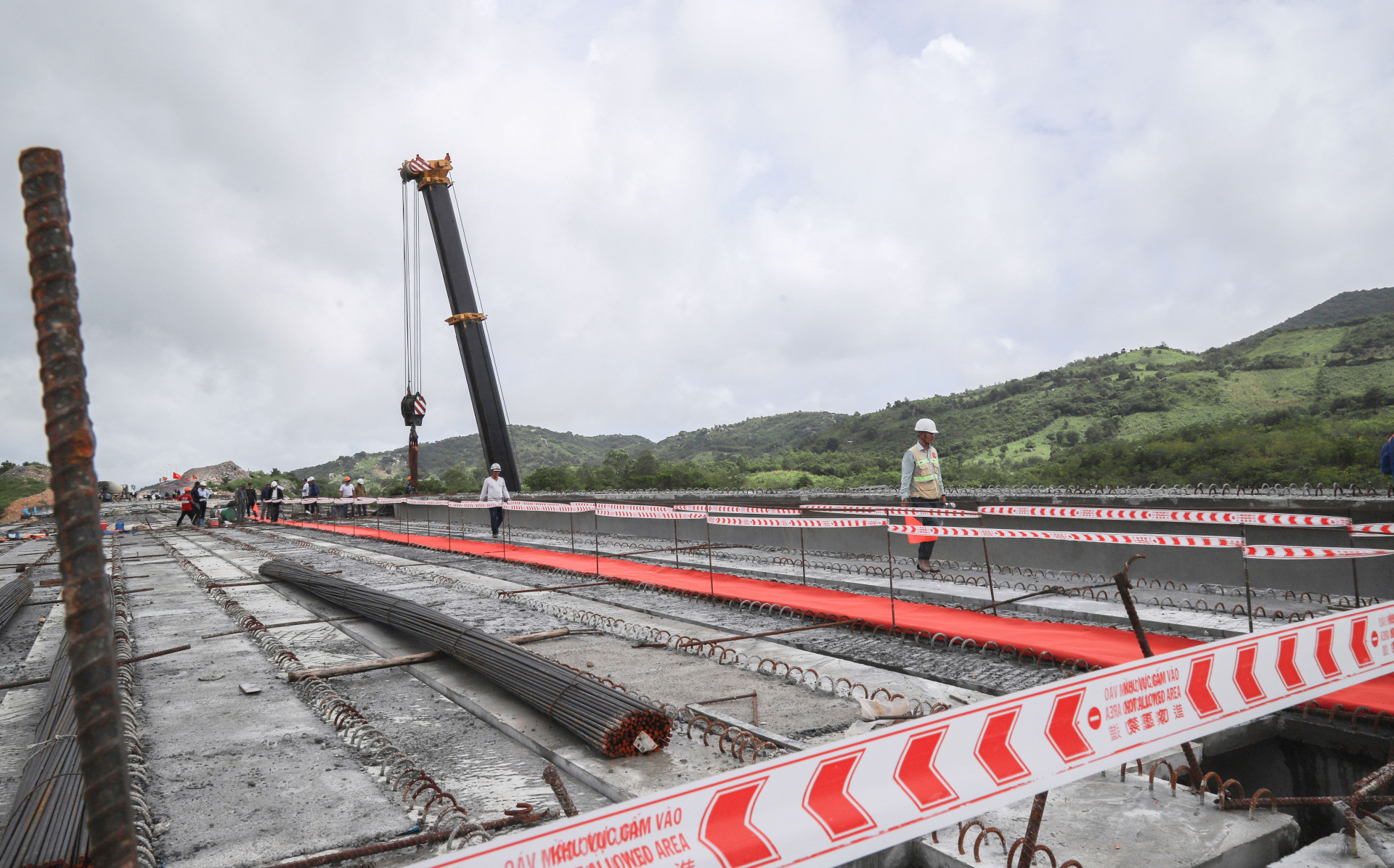 Dự án cao tốc Cam Lâm - Vĩnh Hảo có quy mô 13.687 tỷ, chiều dài tổng 78,5km đi qua 3 tỉnh Khánh Hòa – Ninh Thuận – Bình Thuận với tiến độ phần tuyến là 24 tháng, phần hầm là 30 tháng.  Dự án do Công ty Cổ phần Tổng công ty Đầu tư Xây dựng 194 thực hiện.