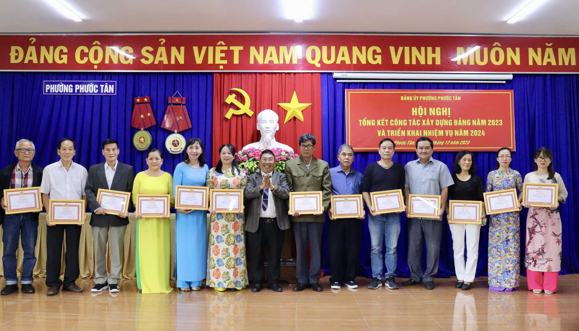 Ông Vũ Văn Nở - Bí Thư Đảng ủy phường Phước Tân tặng Giấy khen cho các đảng viên đạt tiêu chuẩn “Hoàn thành xuất sắc nhiệm vụ năm 2023”.