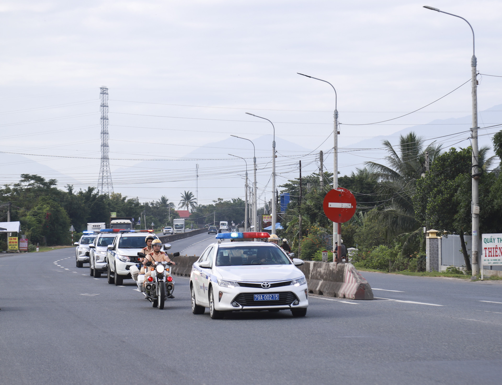 Lực lượng cảnh sát giao thông ra quân tuần tra, kiểm soát.