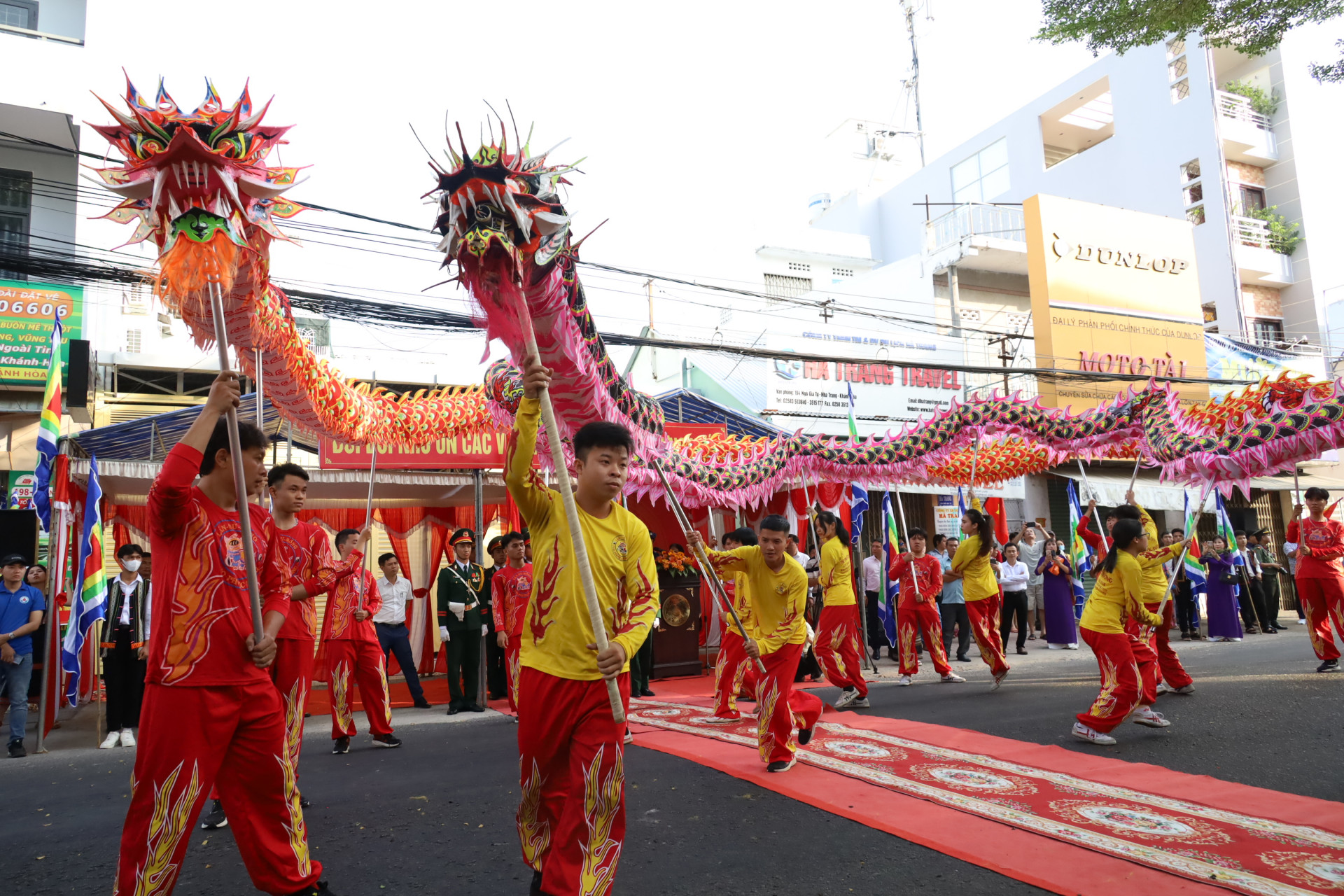 Màn múa rồng uyển chuyển của Đoàn lân sư rồng Thọ Phước Đường.