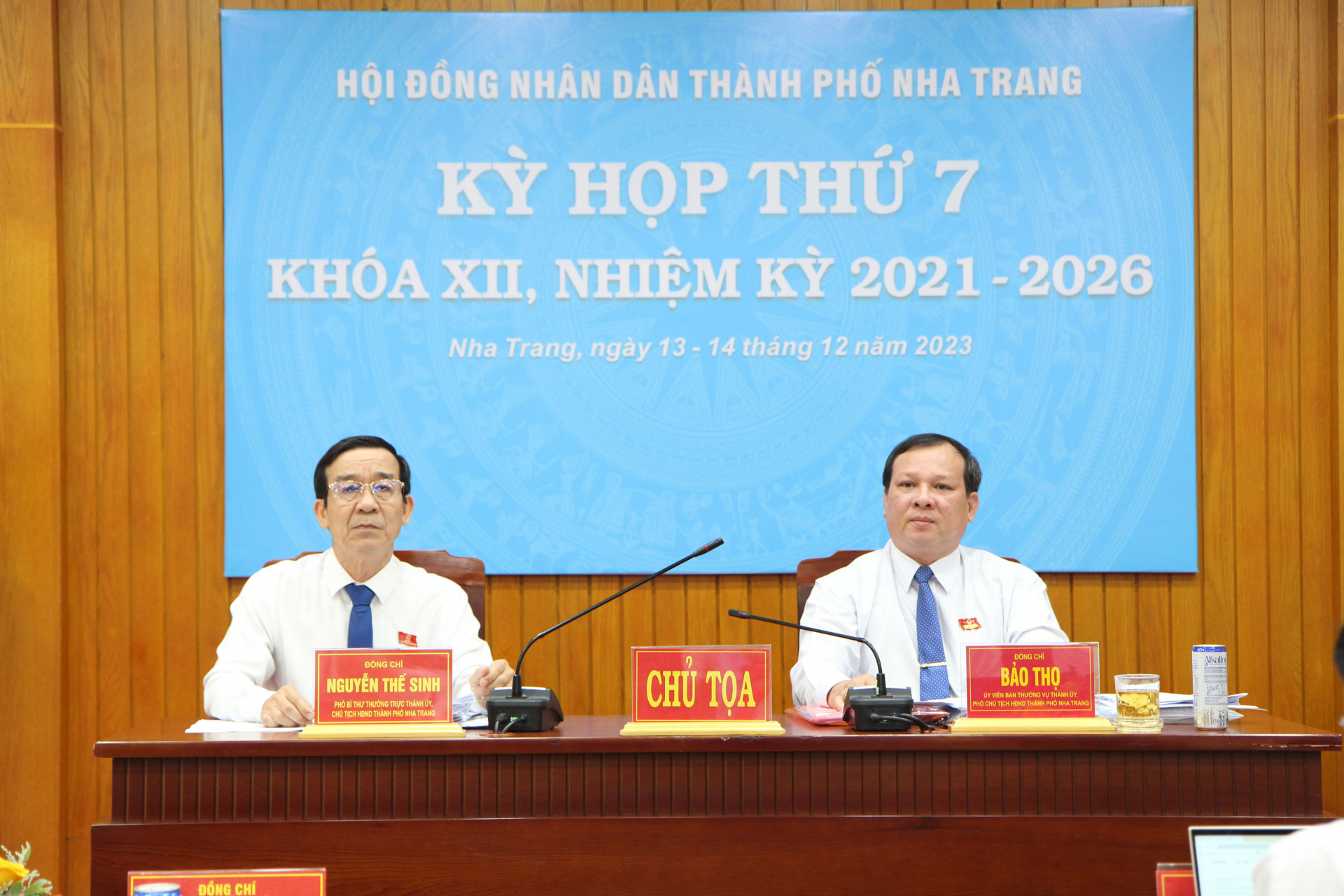 Chủ tọa kỳ họp.