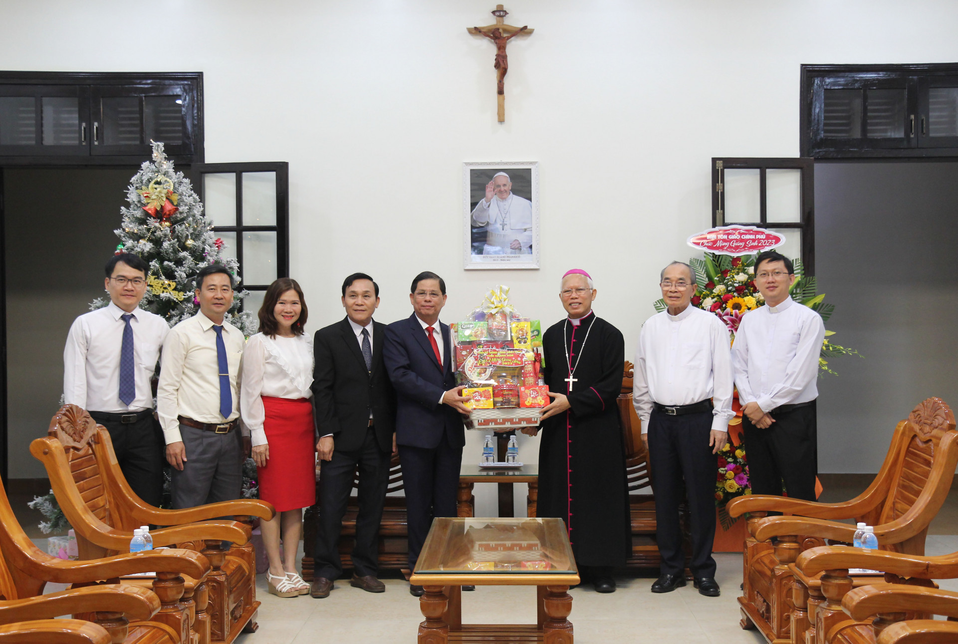 Đồng chí Nguyễn Tấn Tuân chúc mừng Giám mục Chính tòa Giuse Huỳnh Văn Sỹ và các vị chức sắc, chức việc, bà con giáo dân nhân dịp Giáng sinh năm 2023.