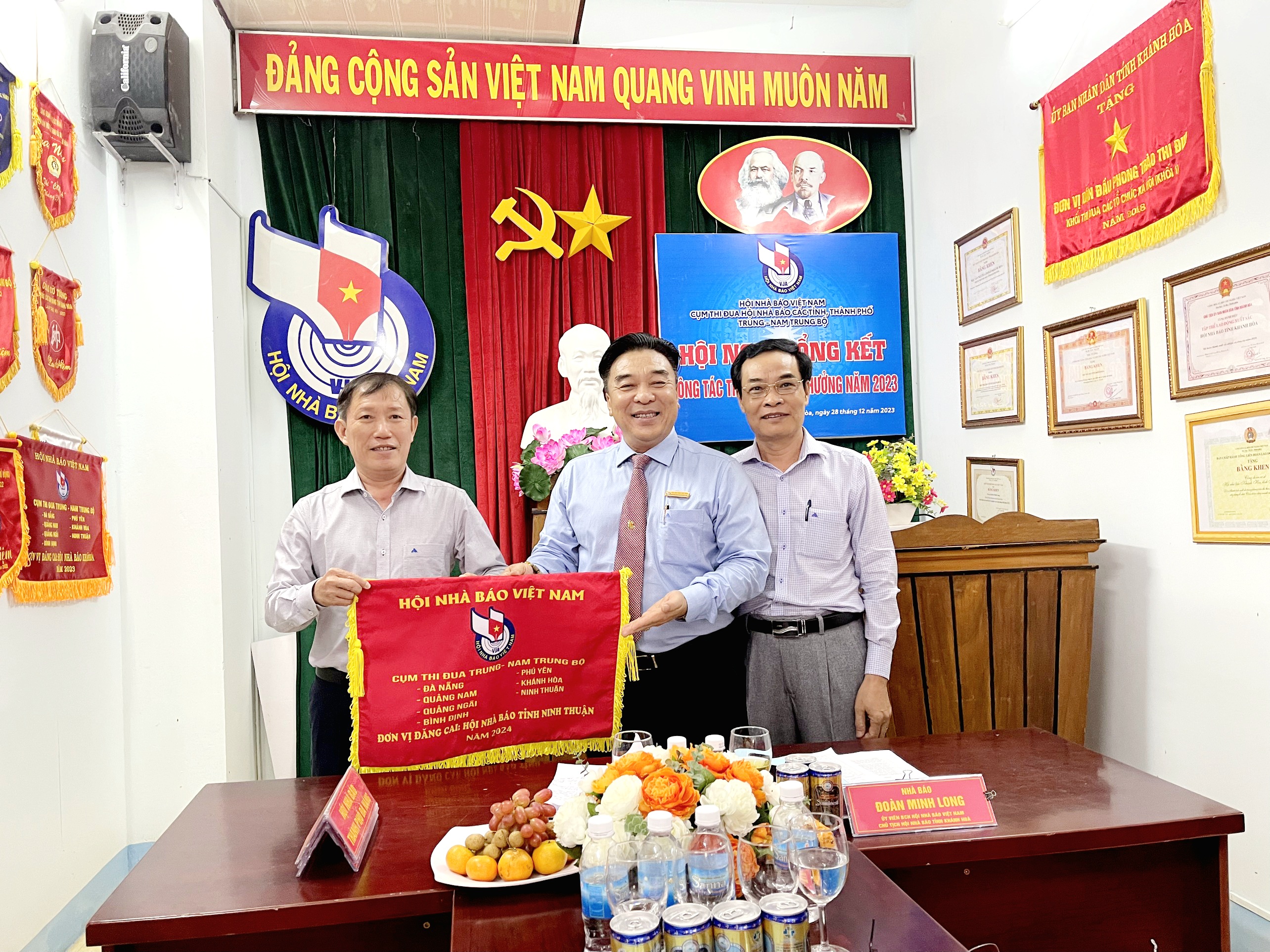 Lãnh đạo Hội Nhà báo tỉnh Khánh Hòa trao cờ đăng cai làm cụm trưởng cho lãnh đạo Hội Nhà báo tỉnh Ninh Thuận.