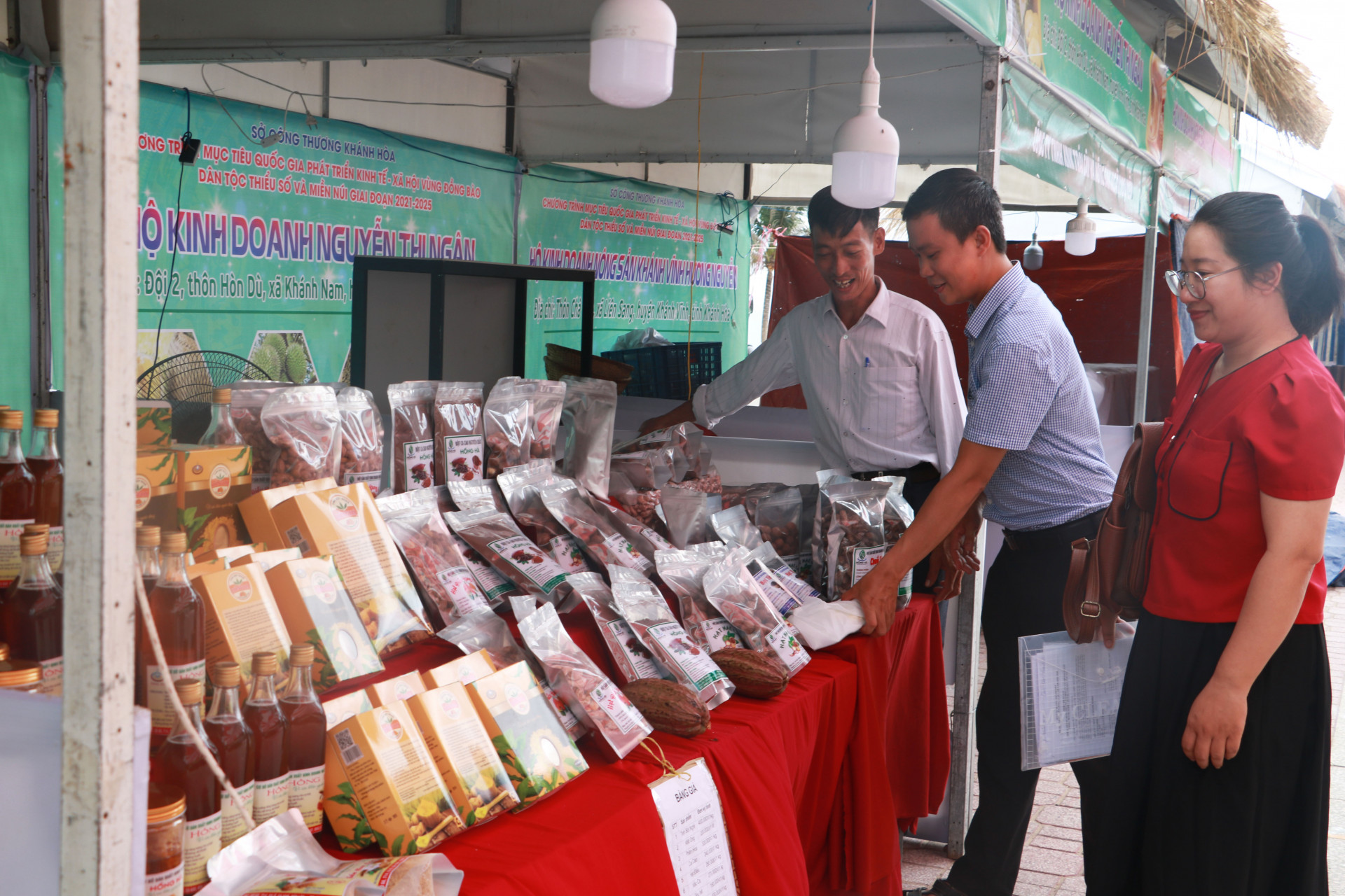 Người dân chọn mua nông sản tại Phiên chợ triển lãm sản phẩm vùng dân tộc thiểu số và miền núi năm 2023. Ảnh: Khánh Hà.
