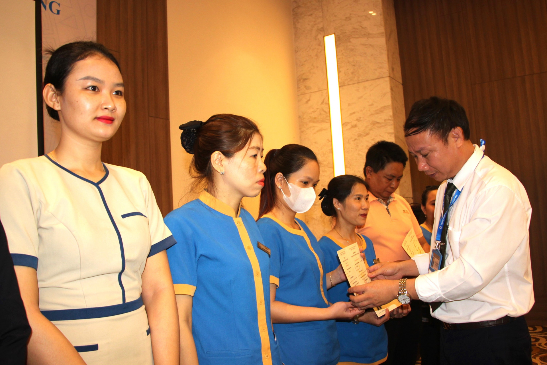Đại diện lãnh đạo Trường Trung cấp Kinh tế Khánh Hòa trao chứng chỉ cho người lao động Khách sạn Libra Hotel Nha Trang.