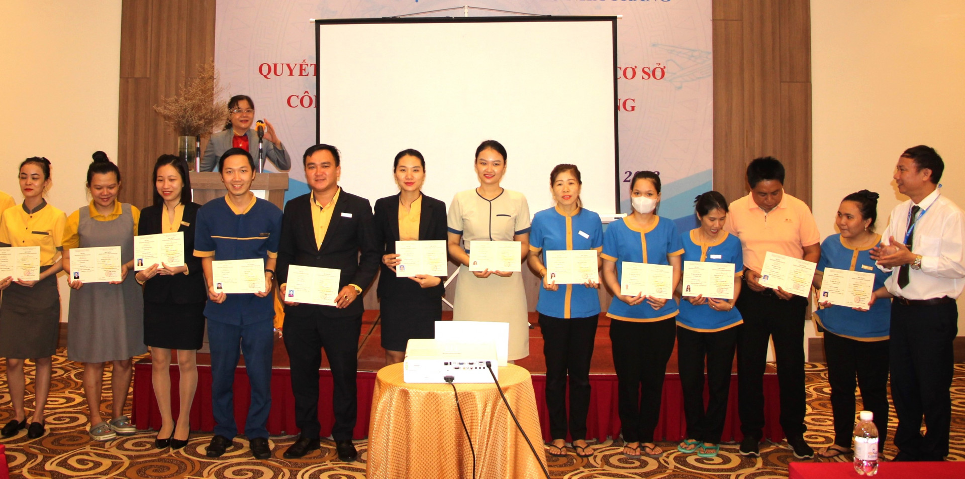 Người lao động Khách sạn Libra Hotel Nha Trang nhận chứng chỉ đào tạo do Trường Trung cấp Kinh tế Khánh Hòa cấp.