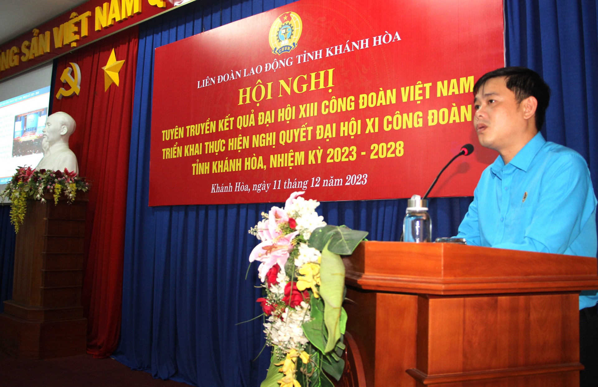 Ông Bùi Hoài Nam - Chủ tịch Liên đoàn Lao động tỉnh báo cáo nhanh kết quả Đại hội XIII Công đoàn Việt Nam và triển khai nhiệm vụ trong thời gian tới.