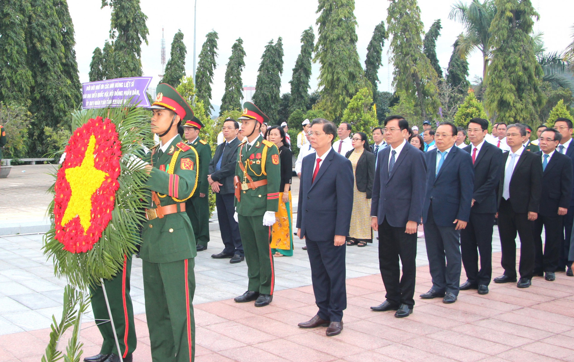 Đoàn đại biểu Quốc hội, HĐND, UBND tỉnh do đồng chí Nguyễn Tấn Tuân dẫn đầu vào viếng.