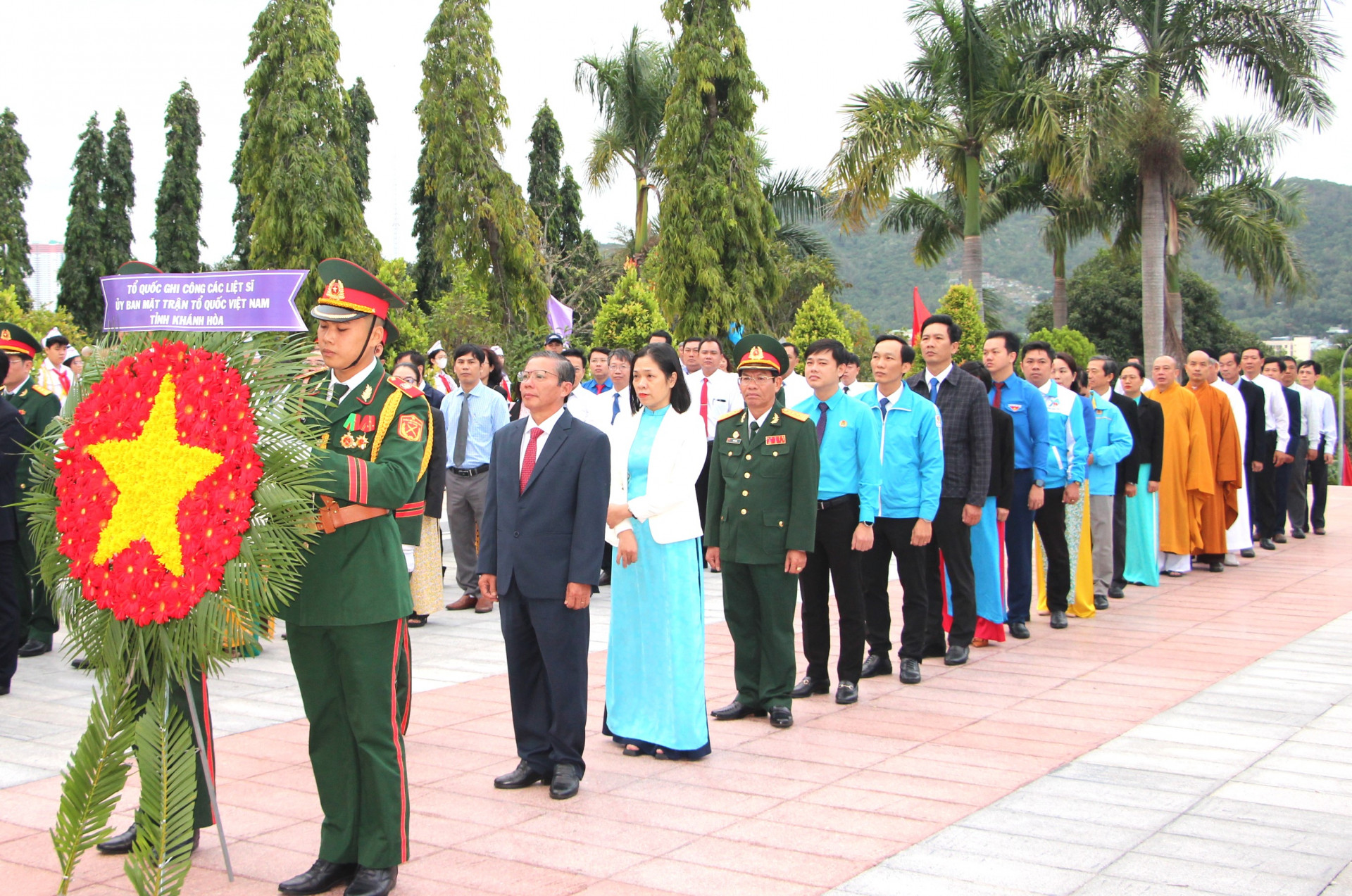 Đoàn đại biểu UBMTTQ Việt Nam tỉnh do đồng chí Trần Ngọc Thanh dẫn đầu vào viếng.