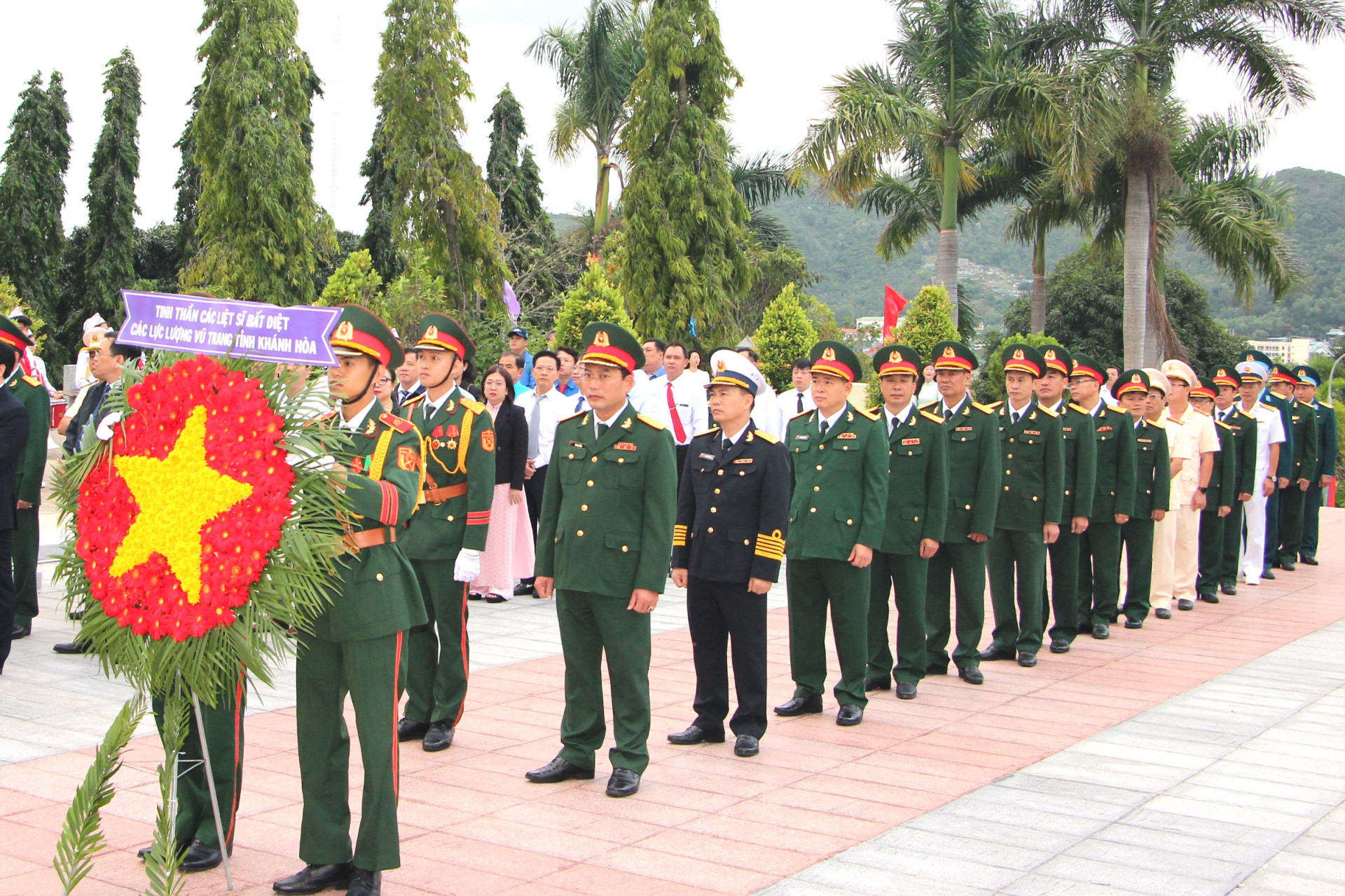 Đoàn đại biểu các lực lượng vũ trang tỉnh do Đại tá Bùi Đại Thắng - Chỉ huy trưởng Bộ Chỉ huy Quân sự tỉnh dẫn đầu vào viếng.