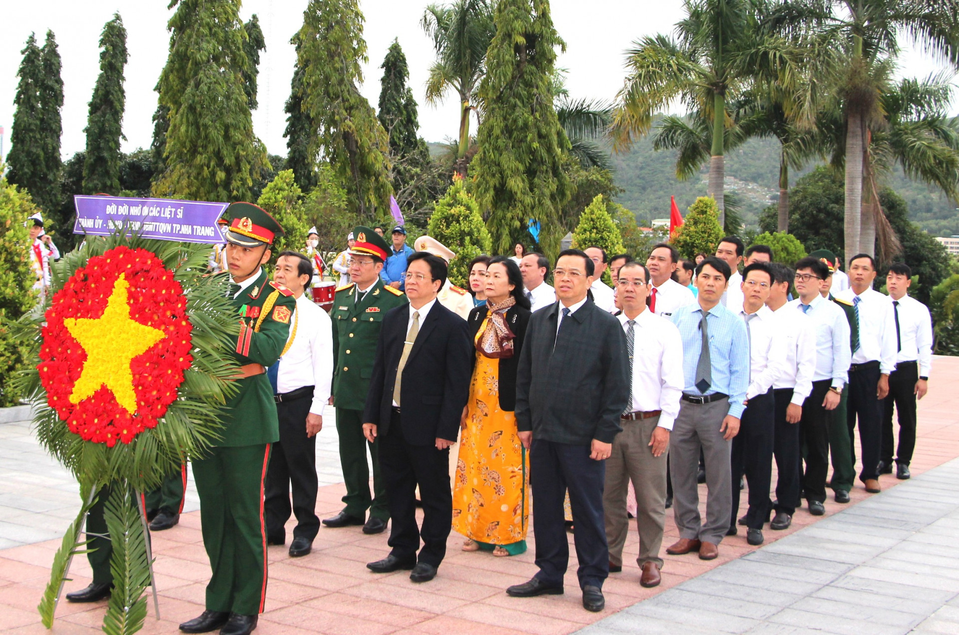 Đoàn đại biểu Thành ủy, HĐND, UBND, UBMTTQ Việt Nam TP. Nha Trang do đồng chí Hồ Văn Mừng - Ủy viên dự khuyết Trung ương Đảng, Bí thư Thành ủy dẫn đầu vào viếng.