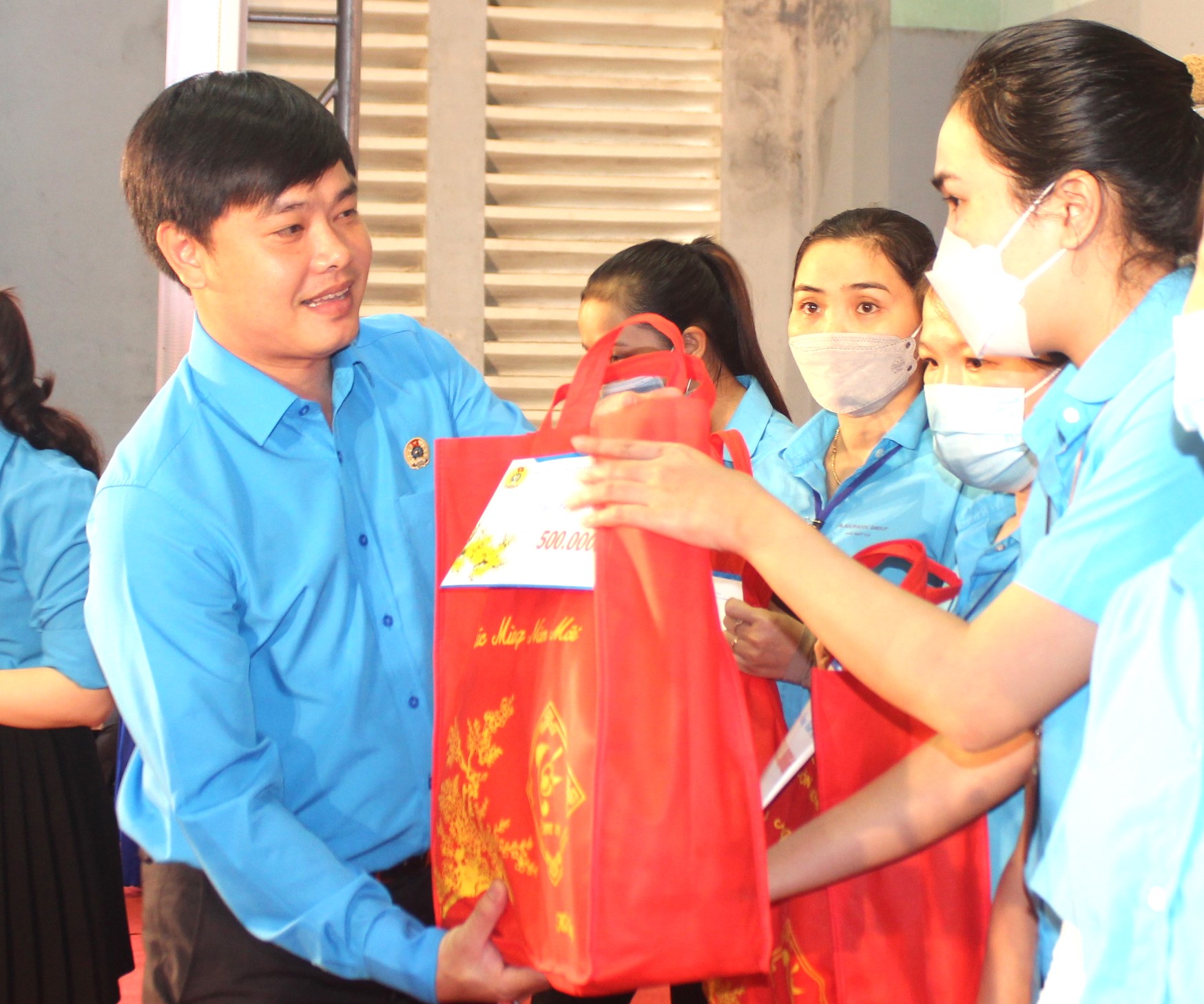 Ông Bùi Hoài Nam - Chủ tịch Liên đoàn Lao động tỉnh trao quà Tết cho công nhân Khu công nghiệp Suối Dầu tại chương trình Tết Sum vầy năm 2023.