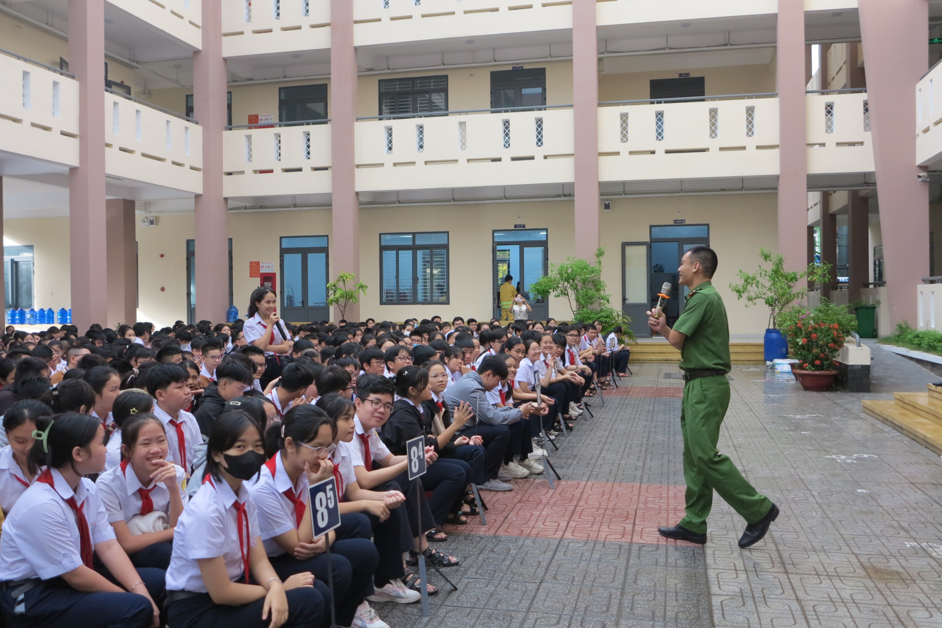 Học sinh giao lưu trả lời câu hỏi tìm hiểu kiến thức về phòng cháy, chữa cháy. 