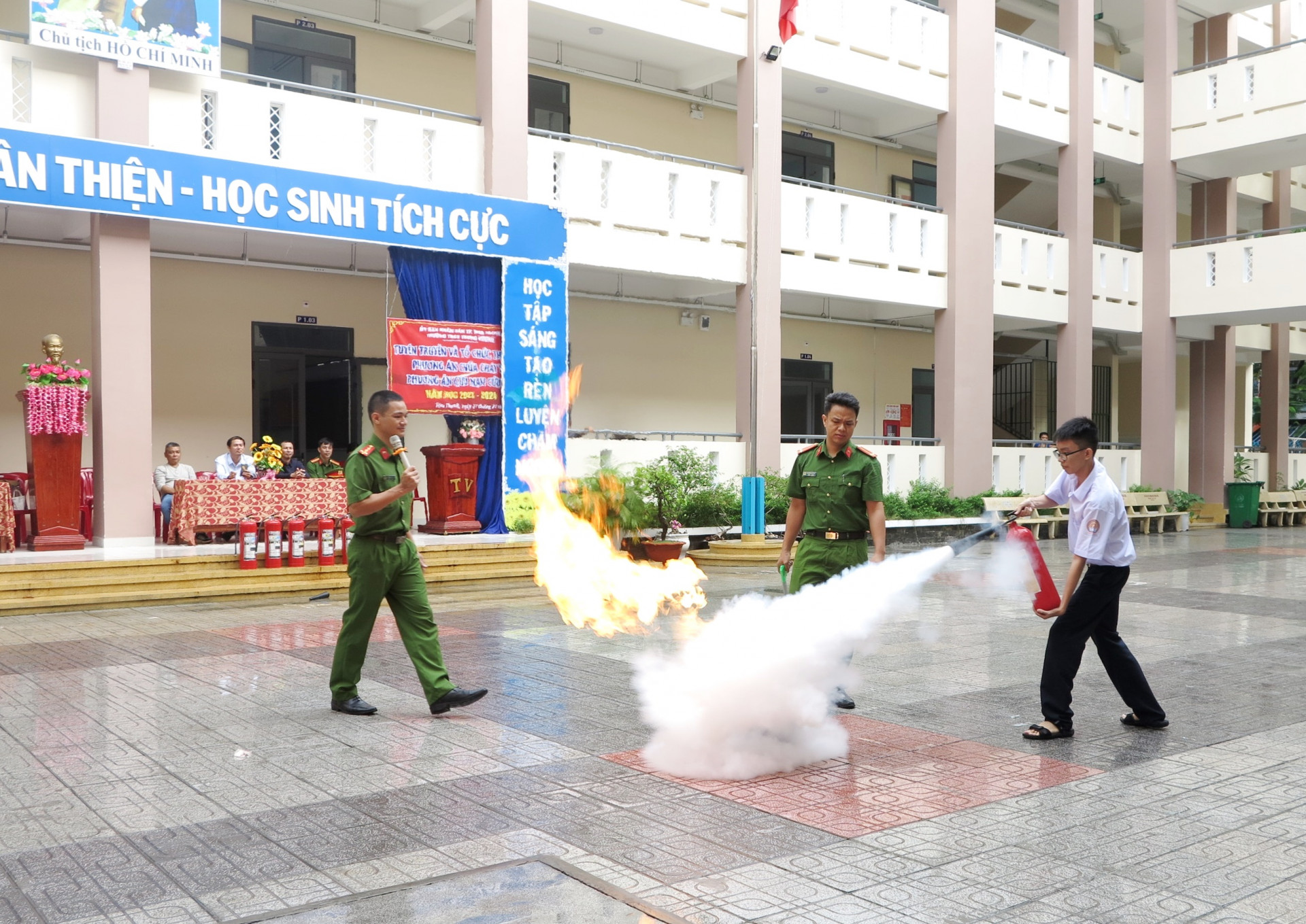 Thực hành sử dụng bình chữa cháy. 