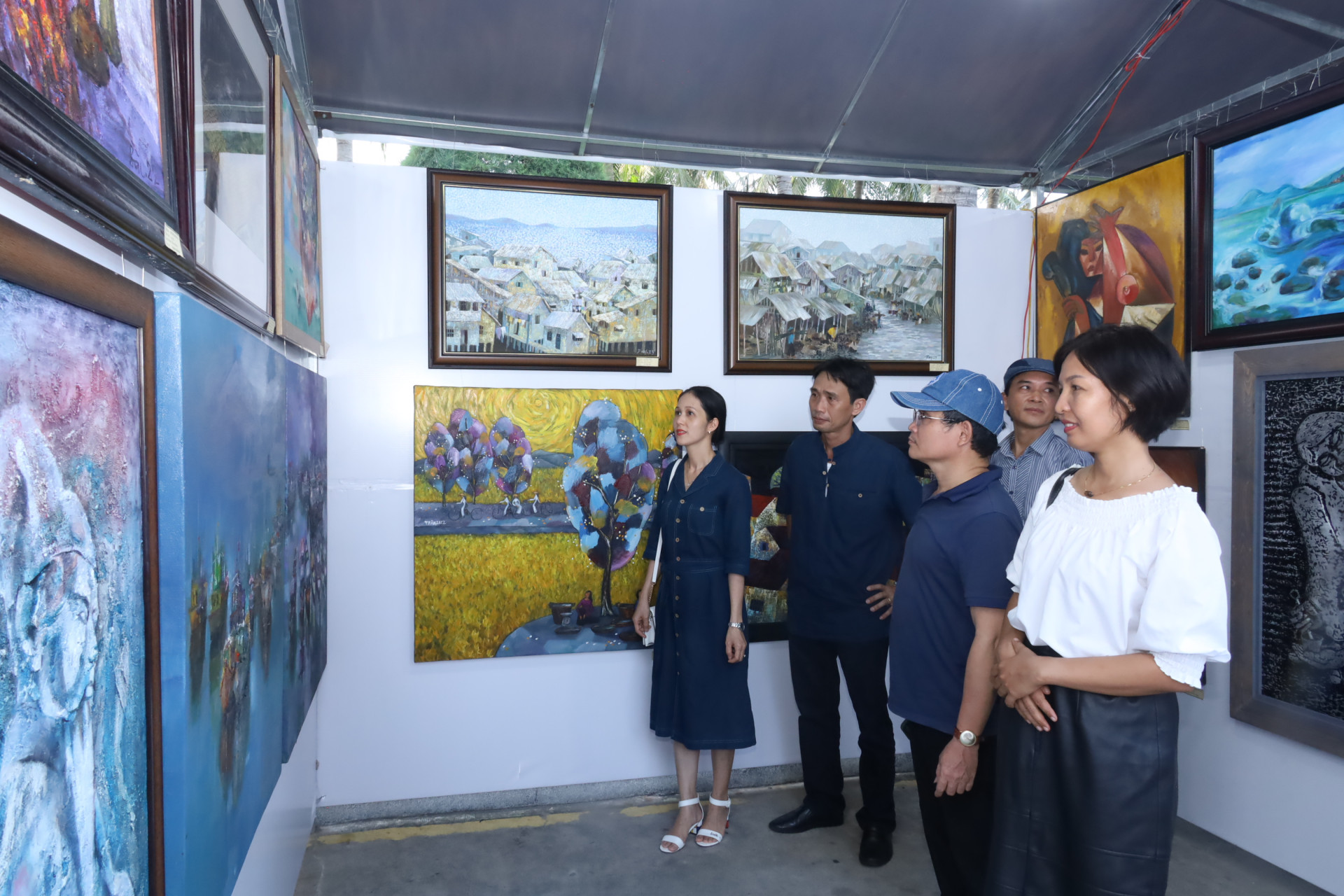 Các nghệ sĩ của Khánh Hòa tham quan một không gian triển lãm mỹ thuật được diễn ra tại TP. Nha Trang.