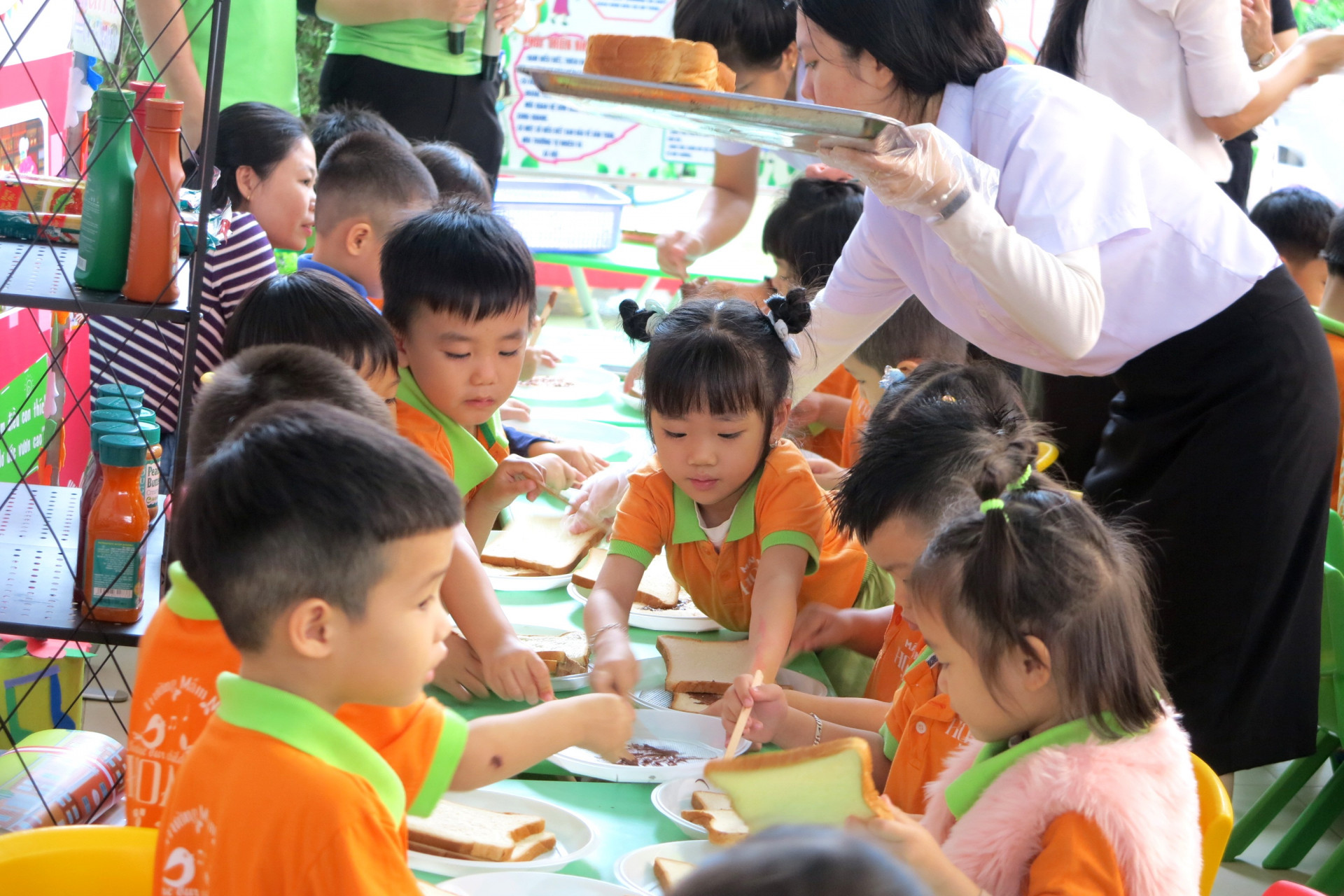 Cùng các bạn ăn bánh. 