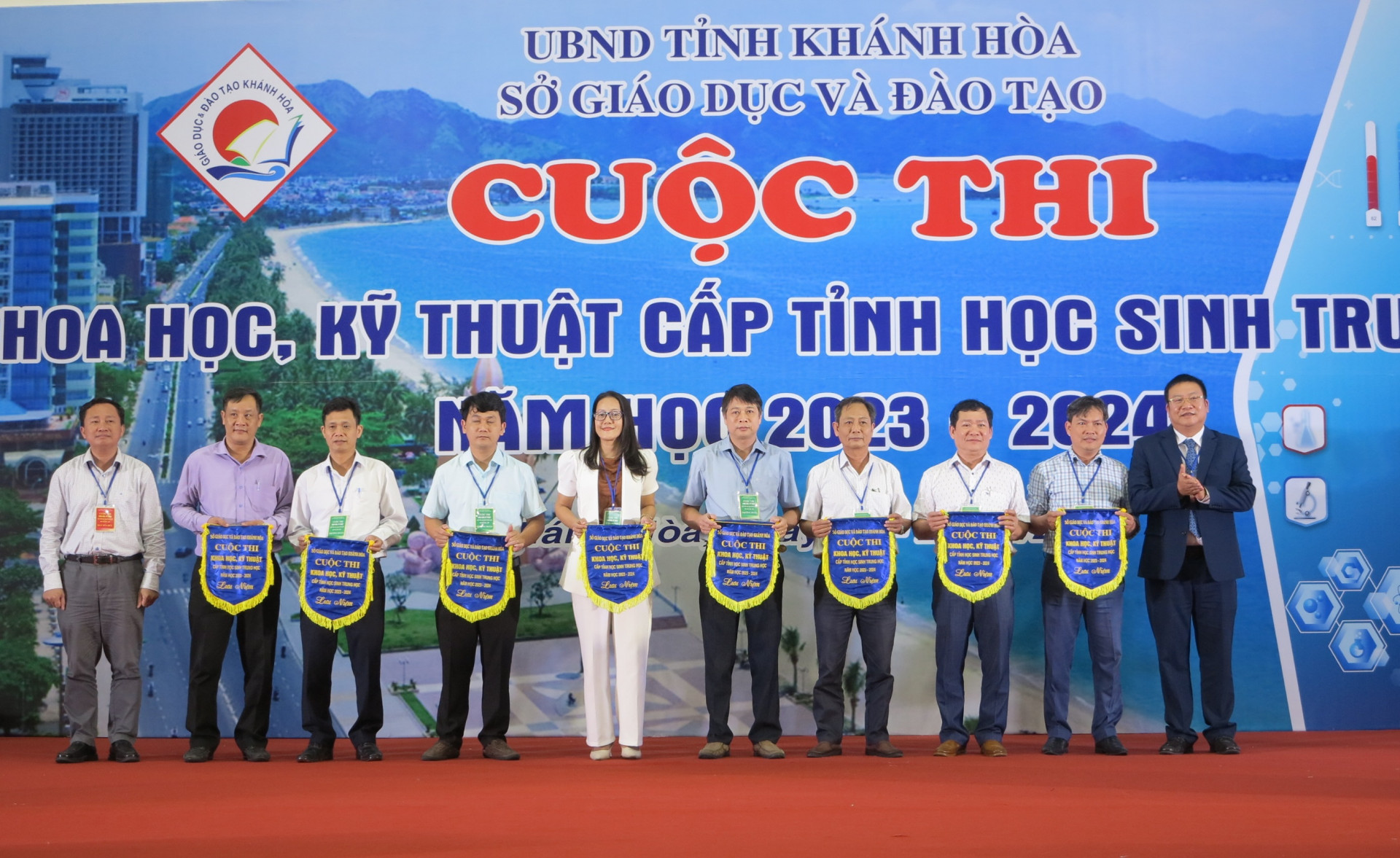 Lãnh đạo Sở Giáo dục và Đào tạo và Trường Đại học Nha Trang trao cờ lưu niệm cho các đơn vị dự thi.