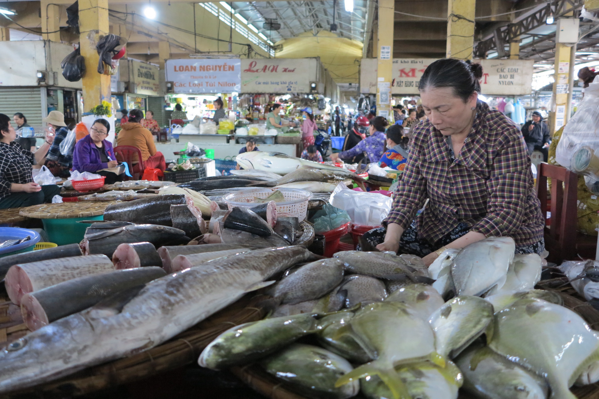 Một quầy hàng thực phẩm tươi sống tại chợ Xóm Mới (TP. Nha Trang). 