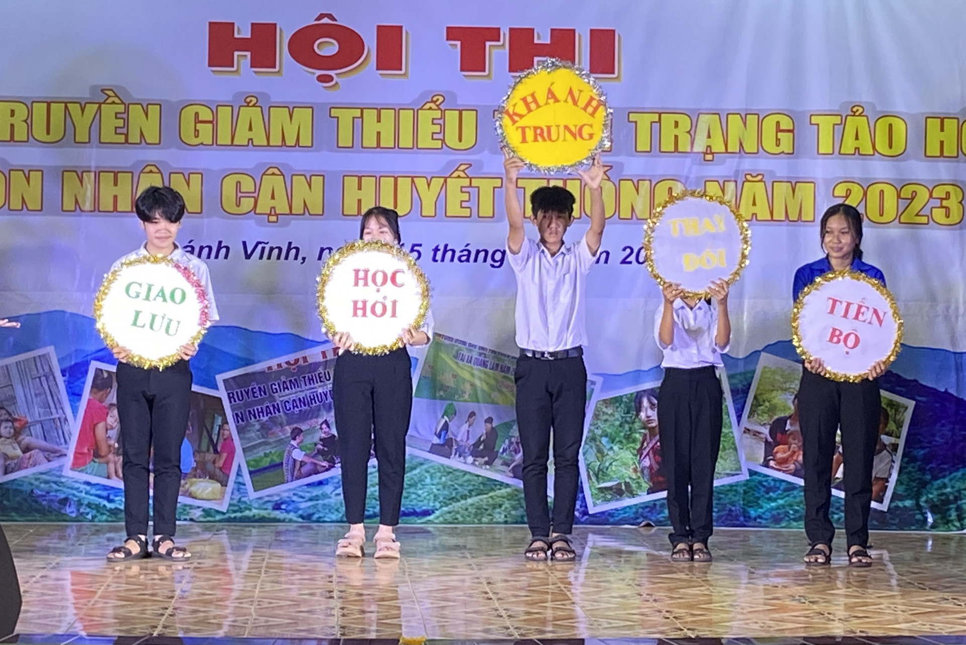 Phần thi chào hỏi đến từ xã Khánh Trung, huyện Khánh Vĩnh.