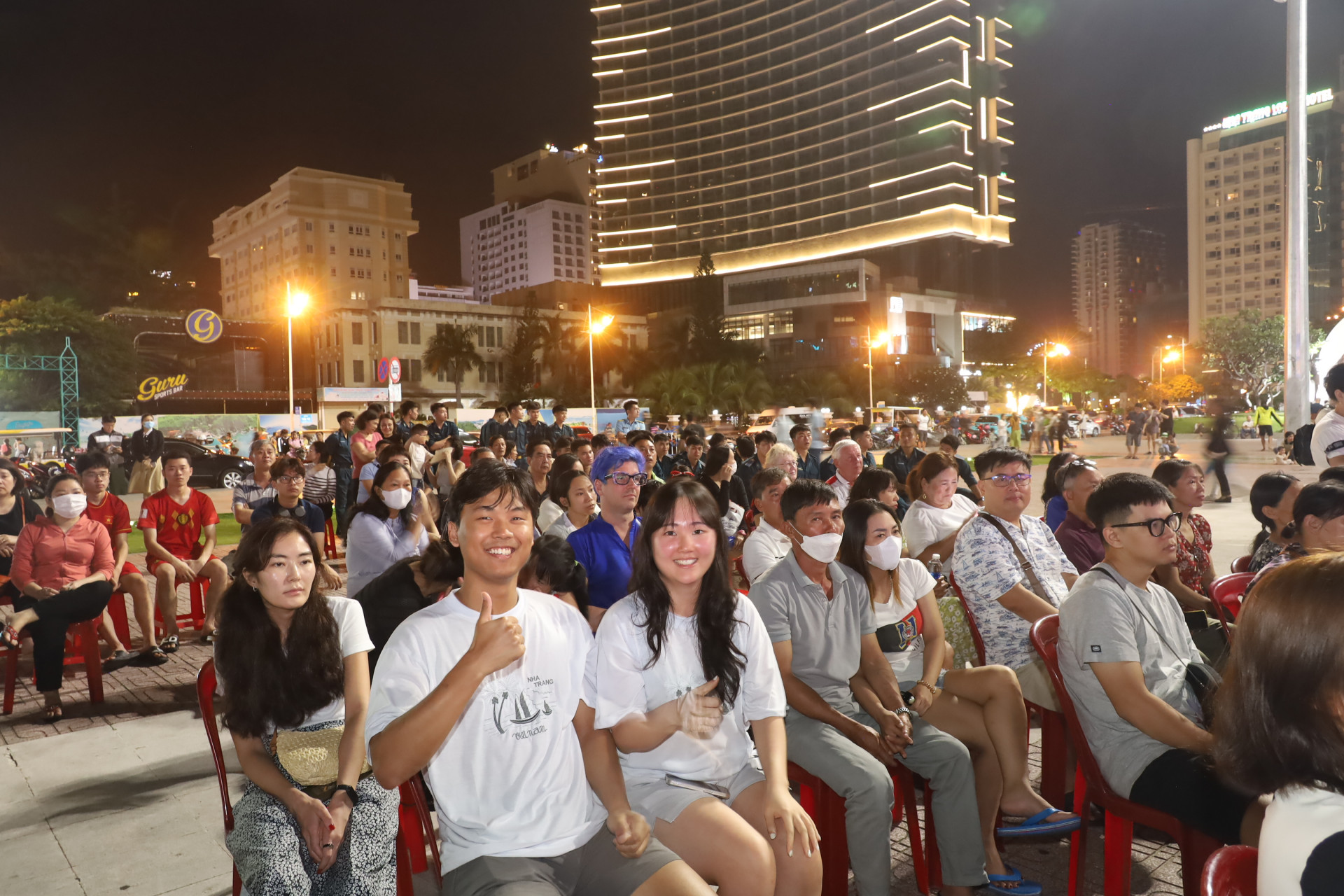 Những khán giả nước ngoài theo dõi phần thi diễn của các đoàn trong đêm khai mạc Liên hoan Chiến sĩ hát và hát về chiến sĩ lần thứ 32.