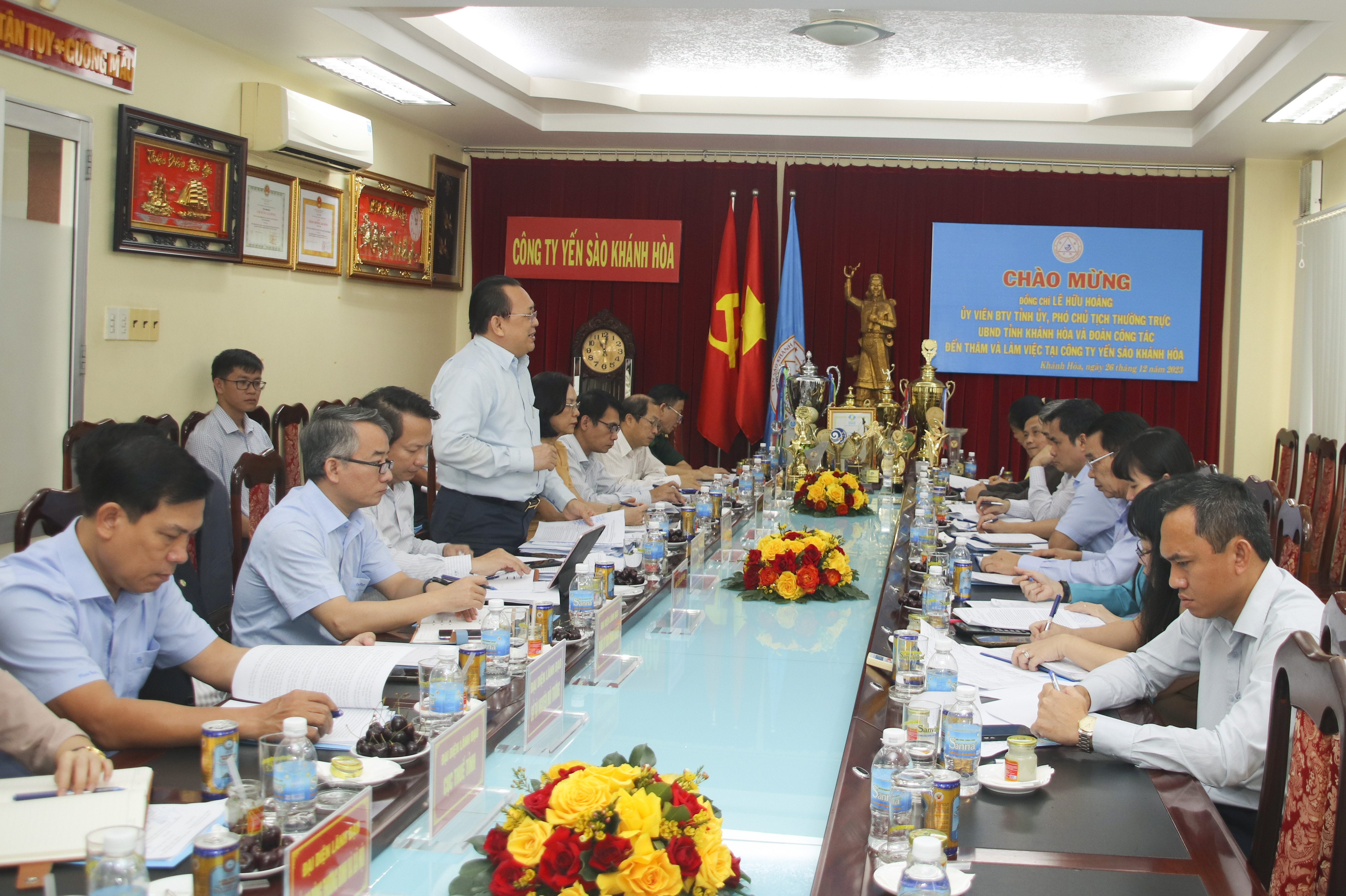 Ông Lê Hữu Hoàng làm việc với Công ty Yến sào Khánh Hòa