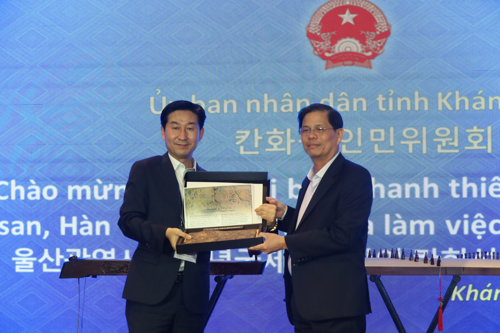 Ông Lee Dong Chan thay mặt đoàn thanh, thiếu niên TP. Ulsan trao tặng món quà lưu niệm tới ông Nguyễn Tấn Tuân.