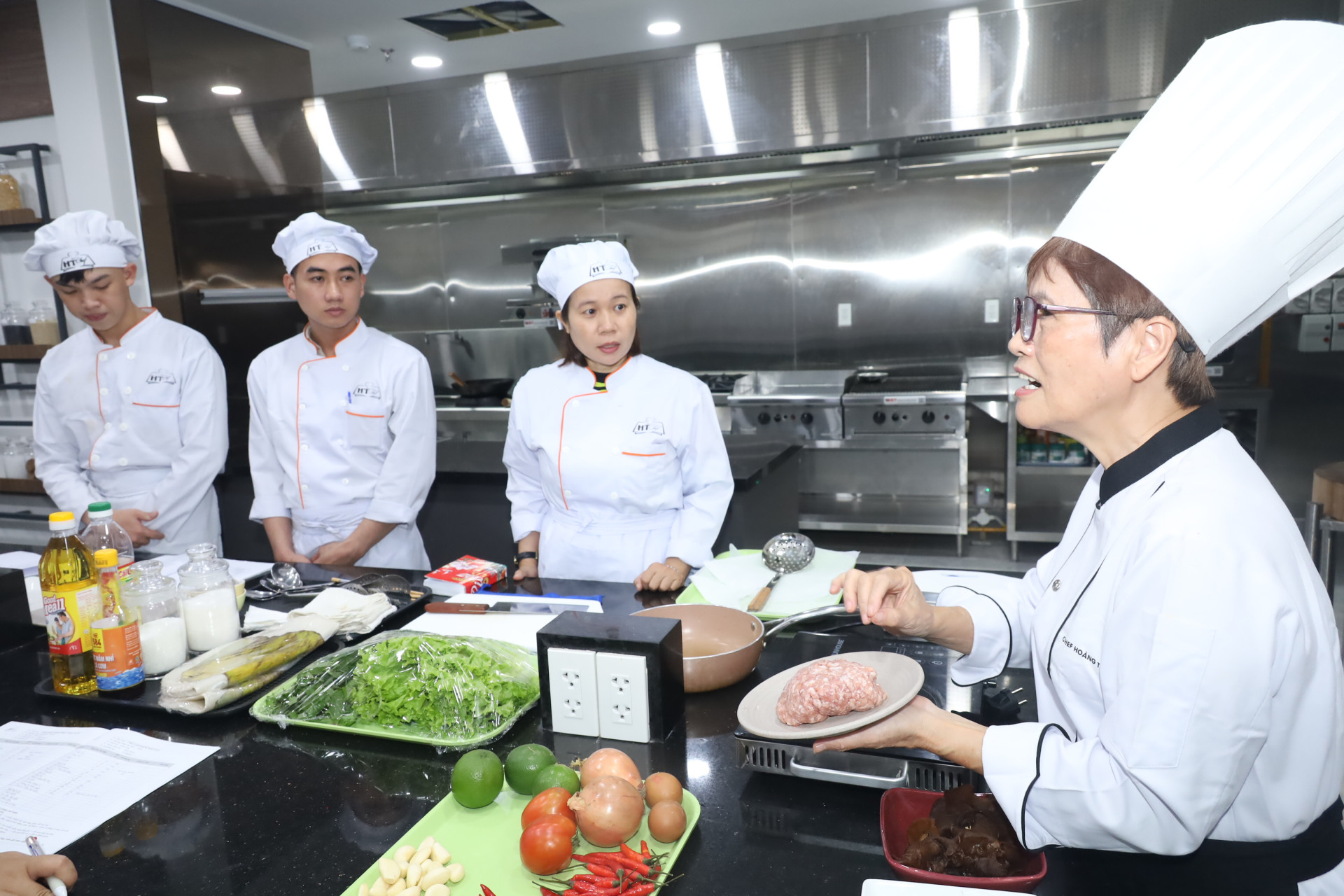 Chuyên gia ẩm thực Ánh Tuyết chia sẻ về cách thức chế biến món ăn Việt Nam. 