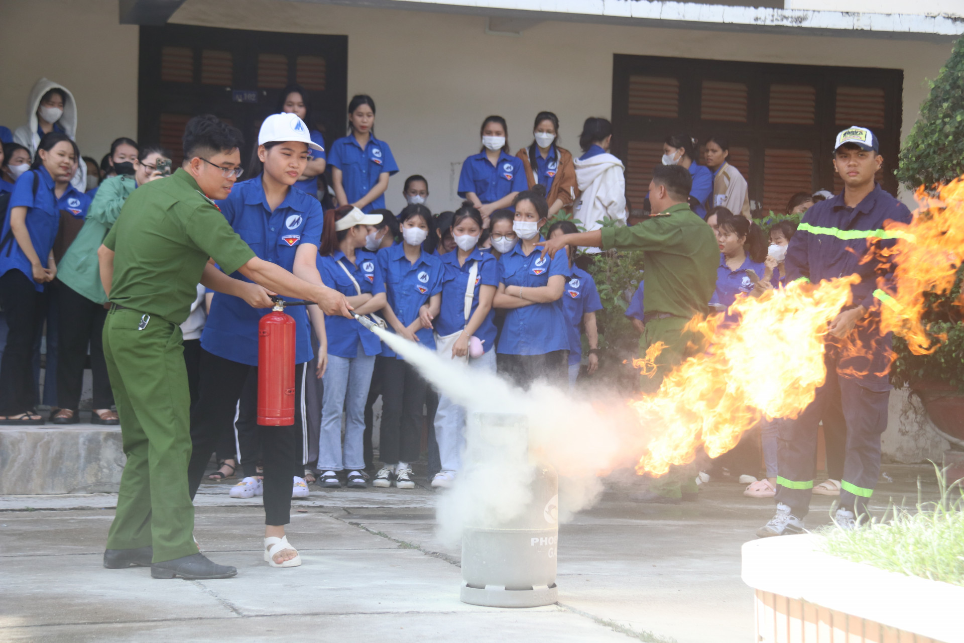 Trải nghiệm kỹ năng sử dụng bình chữa cháy xách tay dập lửa