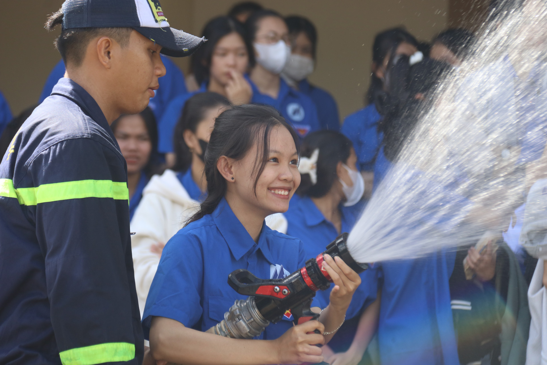 Các sinh viên trải nghiệm kỹ năng sử dụng vòi chữa cháy để dập lửa