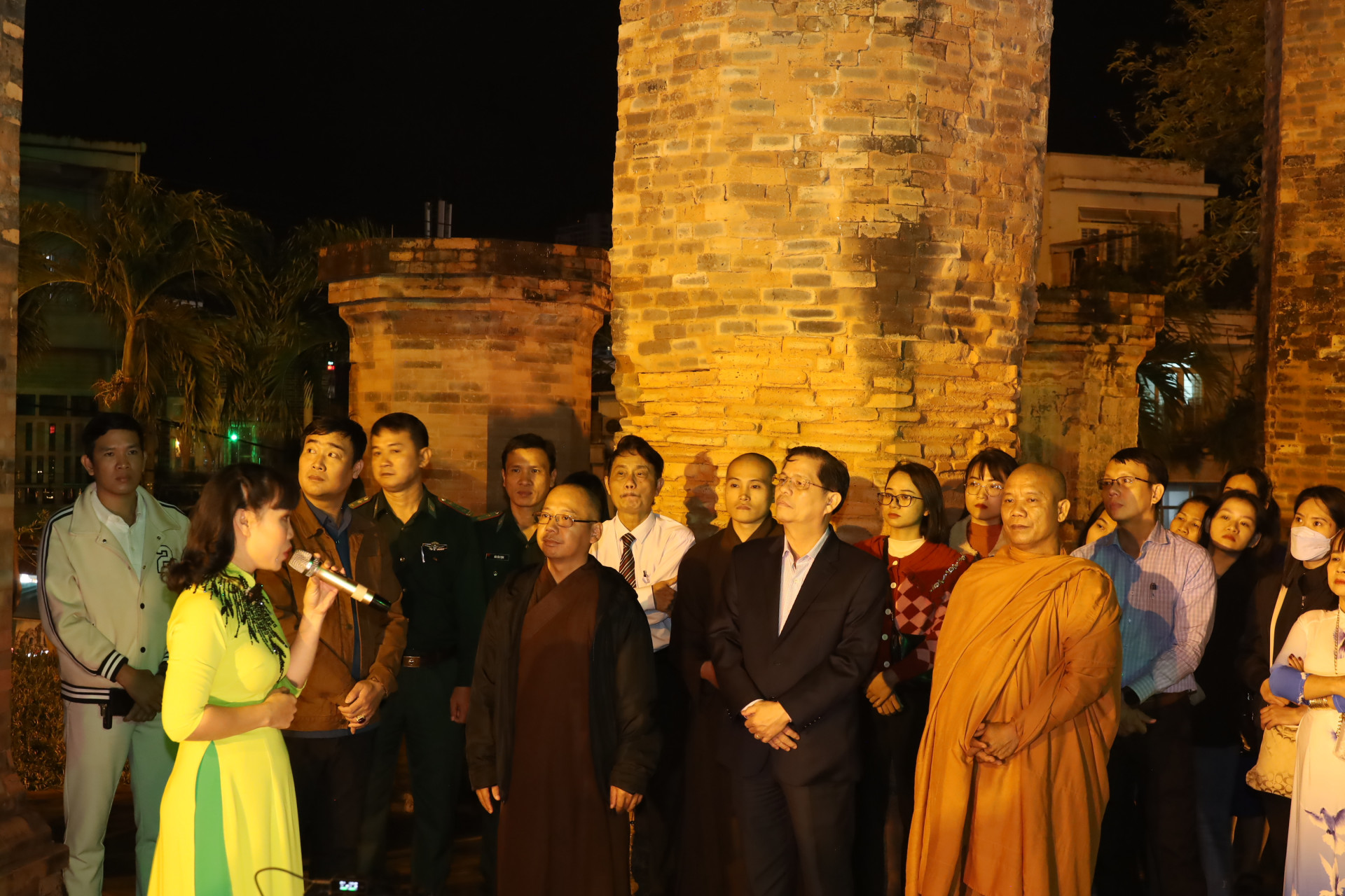 Ông Nguyễn Tấn Tuân và các đại biểu nghe thuyết minh về di tích Tháp Bà Ponagar.