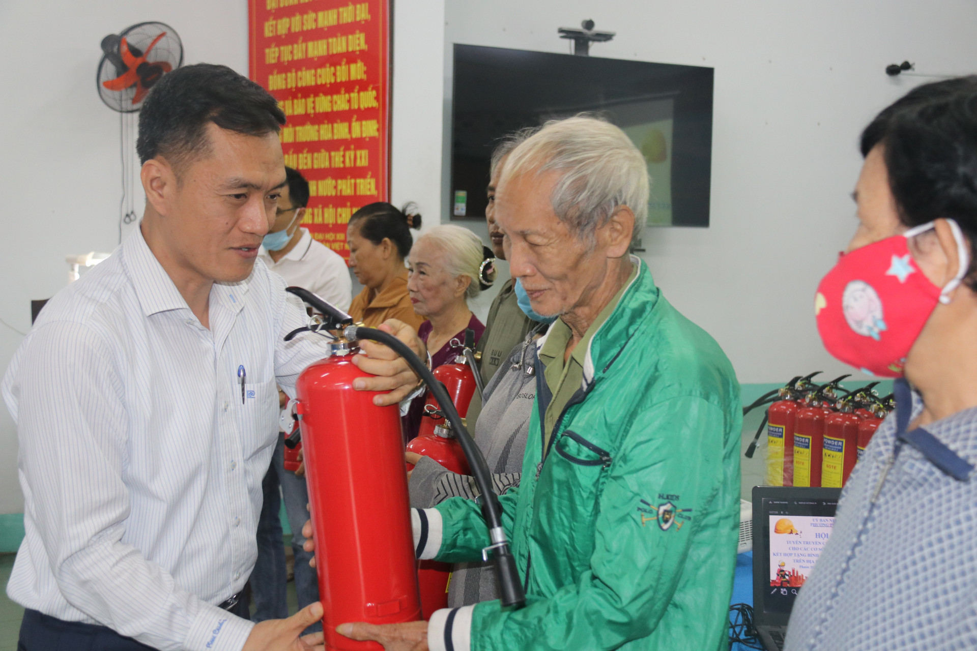 Lãnh đạo UBND phường Phước Hải trao tặng bình chữa cháy cho người dân