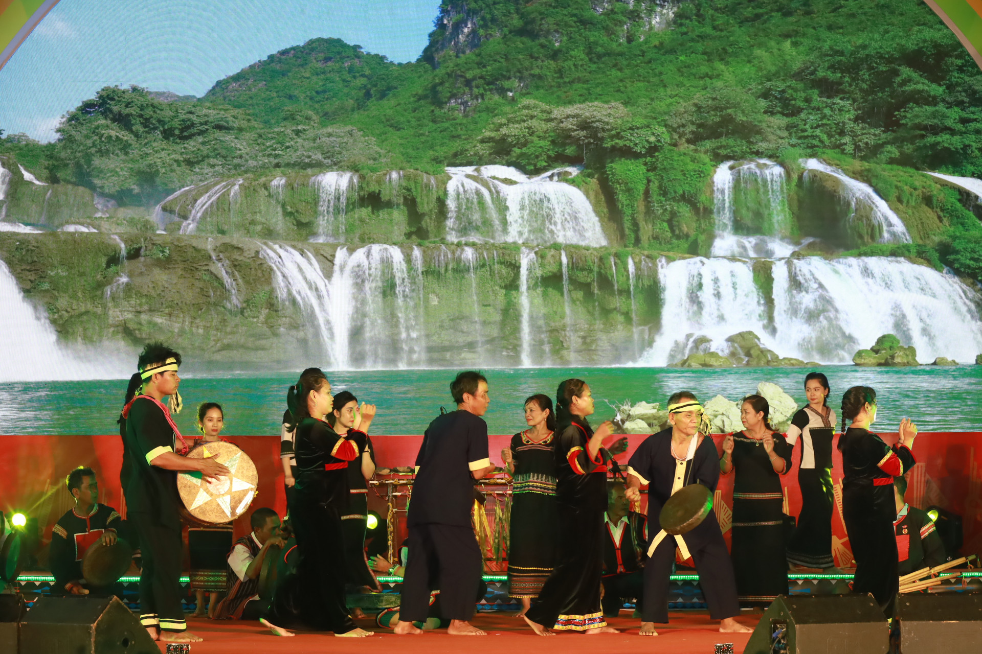 Nghệ nhân ở huyện Khánh Vĩnh đã trình diễn, giới thiệu đến mọi người làn điệu mã la thường được thể hiện trong lễ ăn mừng đầu lúa mới.