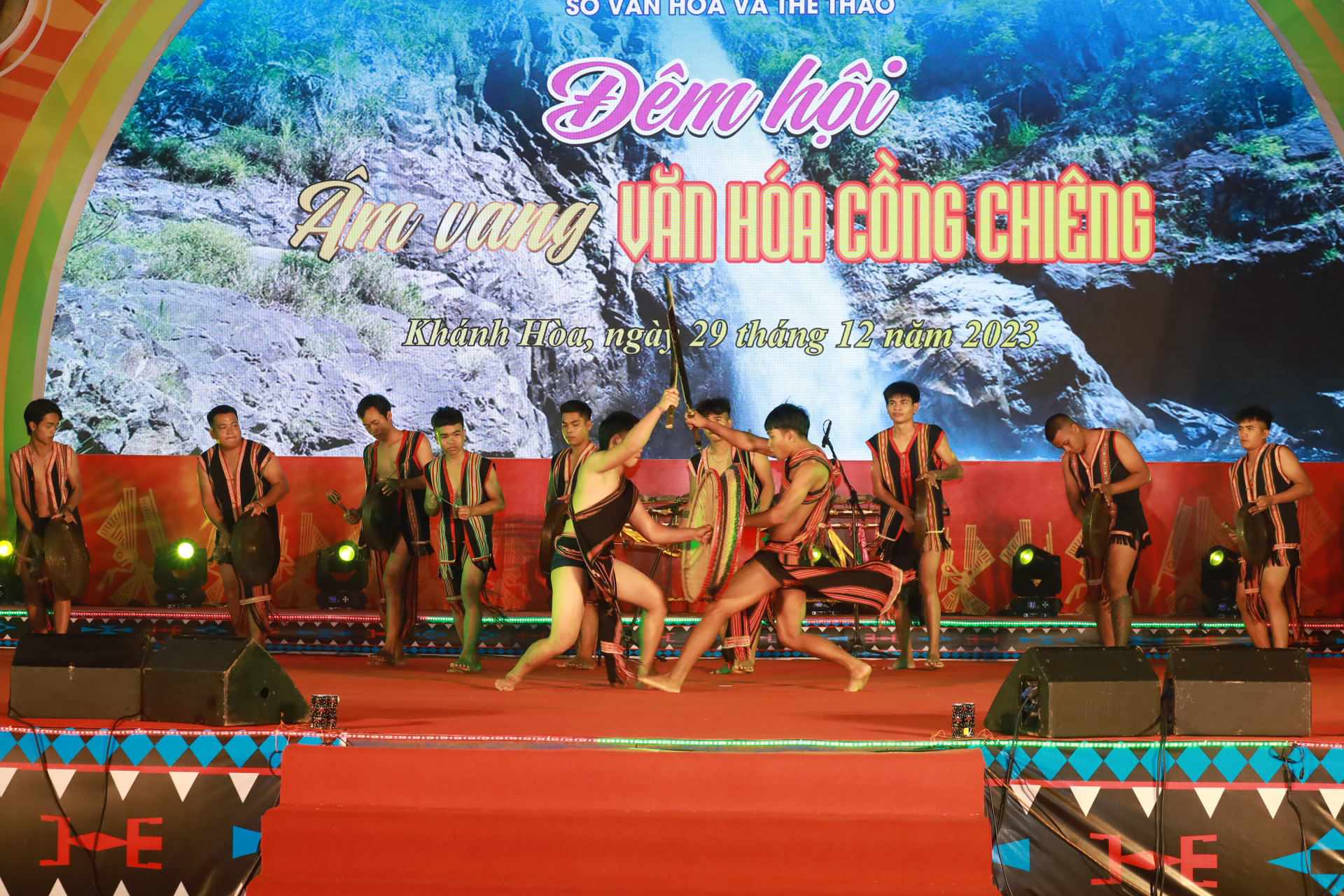 Đoàn nghệ nhân đến từ tỉnh Gia Lai khuấy động không khí đêm hội với màn biểu diễn cồng chiêng thể hiện khí chất oai hùng của những chiến binh trong sử thi Đam San.