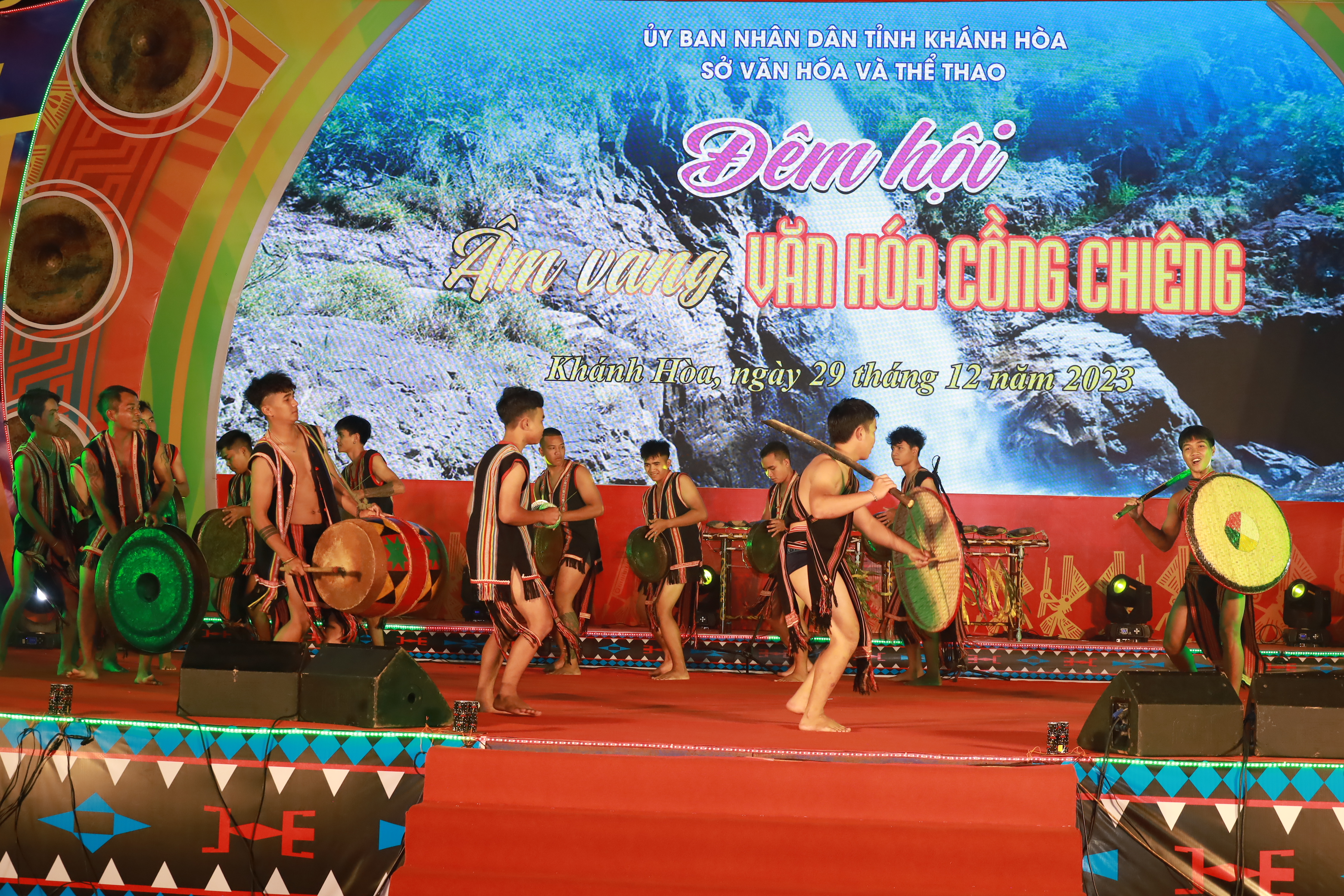 Rộn ràng đêm hội cồng chiêng