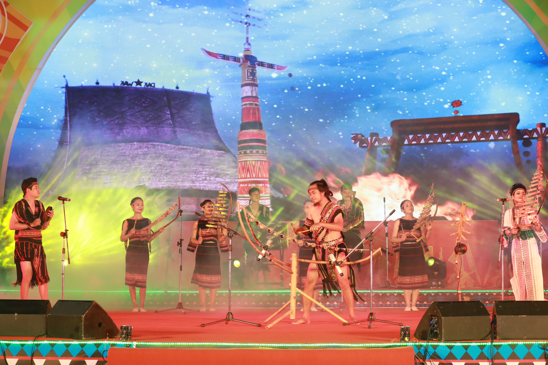 Màn hòa tấu nhạc cụ dân tộc của các nghệ sĩ đến từ Nhà hát ca múa nhạc tổng hợp Đam San (tỉnh Gia Lai).