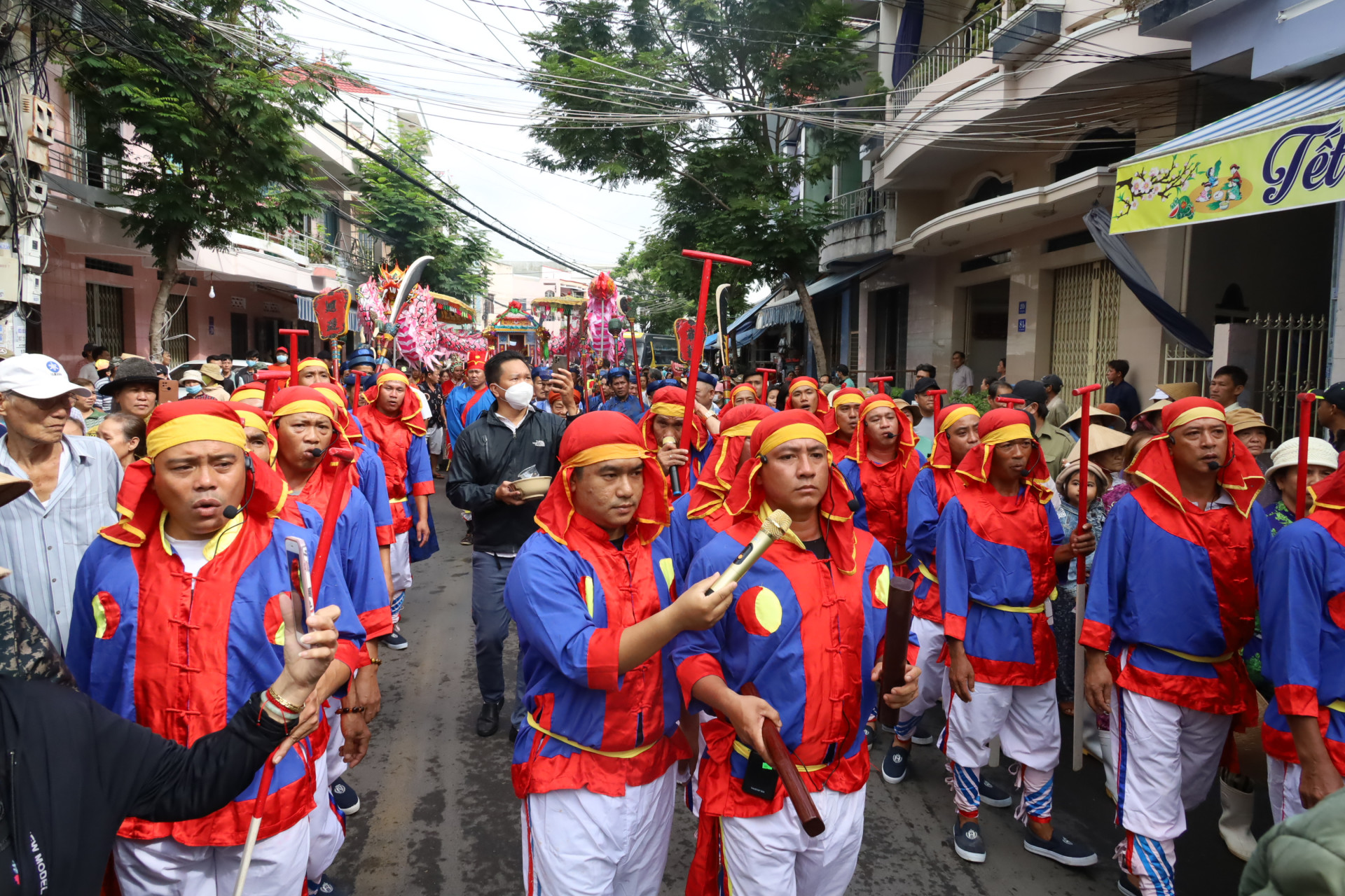 Không khí rộn ràng của lễ hội Cầu ngư do người dân phường Vĩnh Trường (TP. Nha Trang) tổ chức.